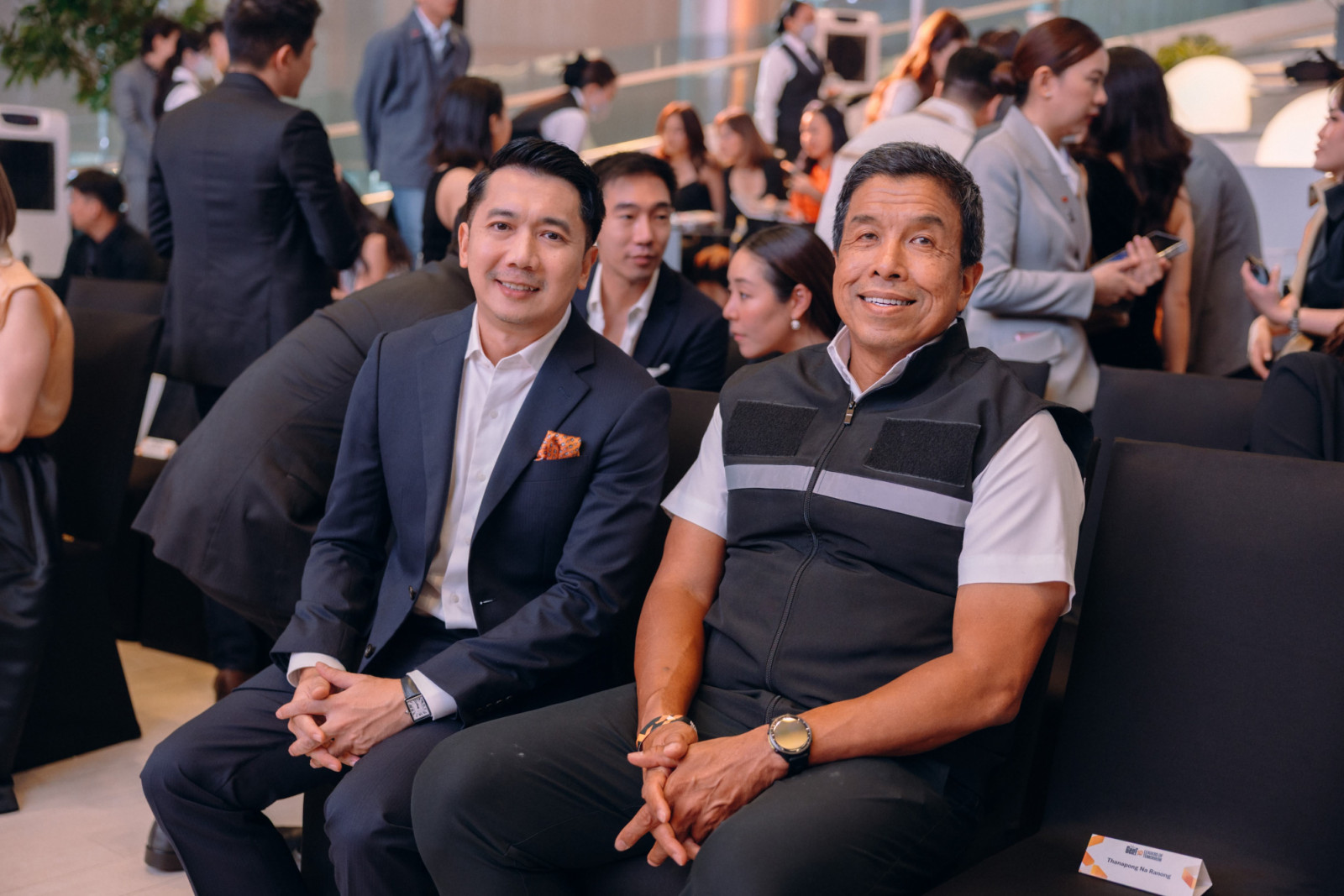 ณัฐวุฒิ แสงชูวงษ์ บรรณาธิการบริหาร Tatler Thailand และ รศ.ดร. ชัชชาติ สิทธิพันธุ์ ผู้ว่าราชการกรุงเทพมหานคร (ภาพ: Tatler Thailand)