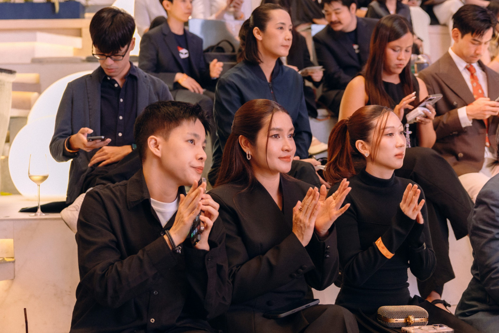 วรากร เติมวัฒนาภักดี (กลาง) ผู้ร่วมก่อตั้ง Gratitude Design และ Gen.T Leaders of Tomorrow 2025 และ อรนภัส บุญอนันตพัฒน์ (ขวา) ผู้ก่อตั้ง Niran และ Gen.T Leaders of Tomorrow 2025 (ภาพ: Tatler Thailand)