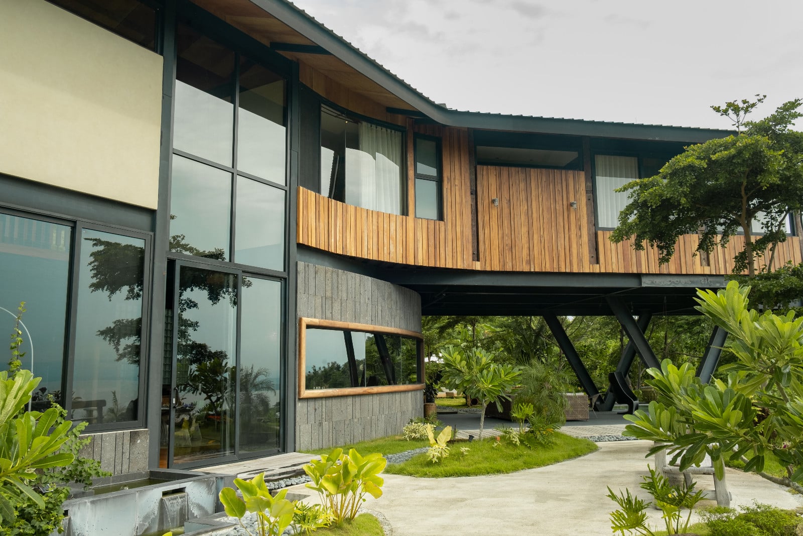 The exterior of Tanua Private Retreat, Batangas, designed by Martin and Melissa Rosario (Photo: Zo Torres)