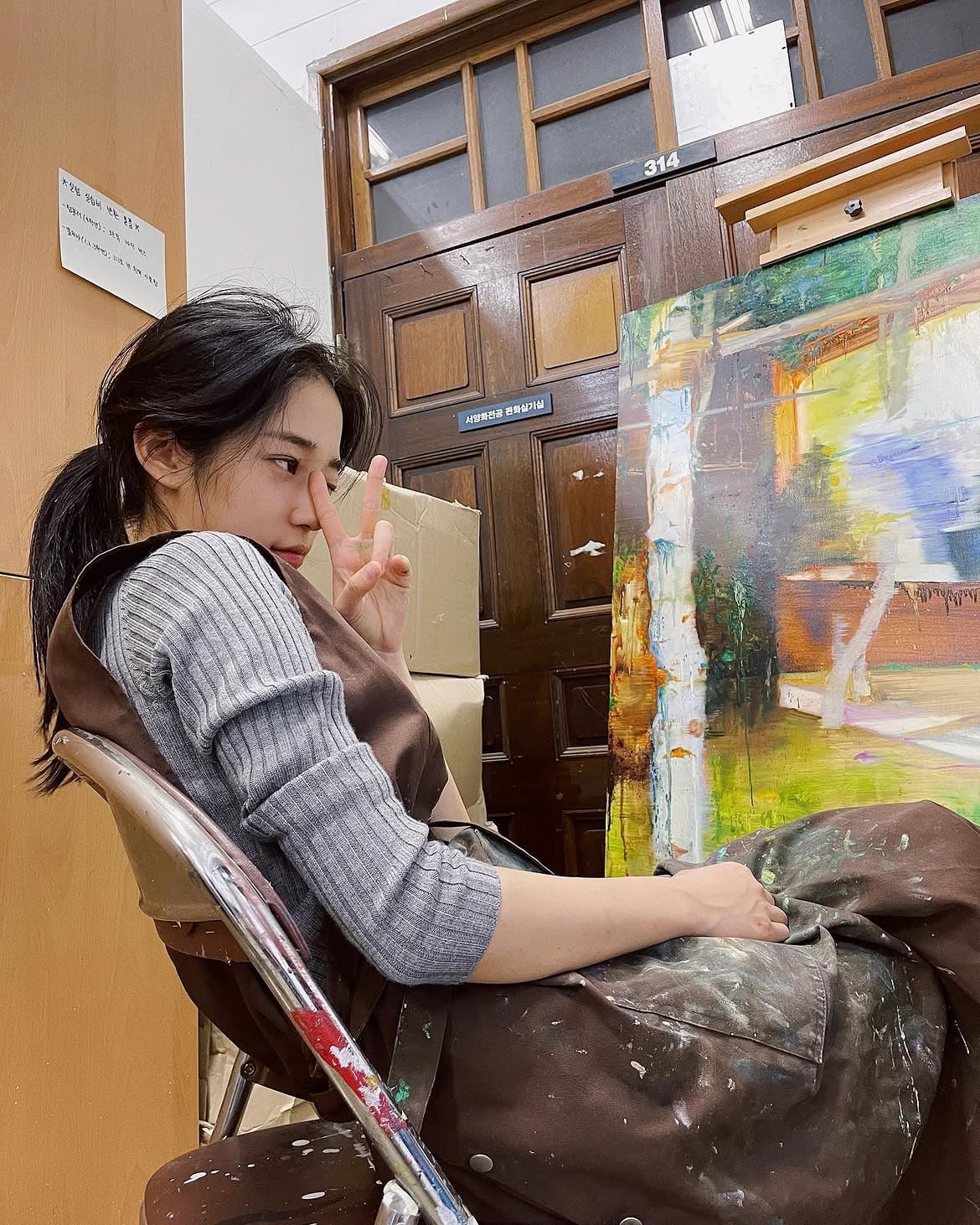 Roh Yoon-seo proves she’s as talented with a paintbrush as she is in front of the camera, sharing glimpses of her artistic process on Instagram (Photo: Instagram/rohyoonseo)