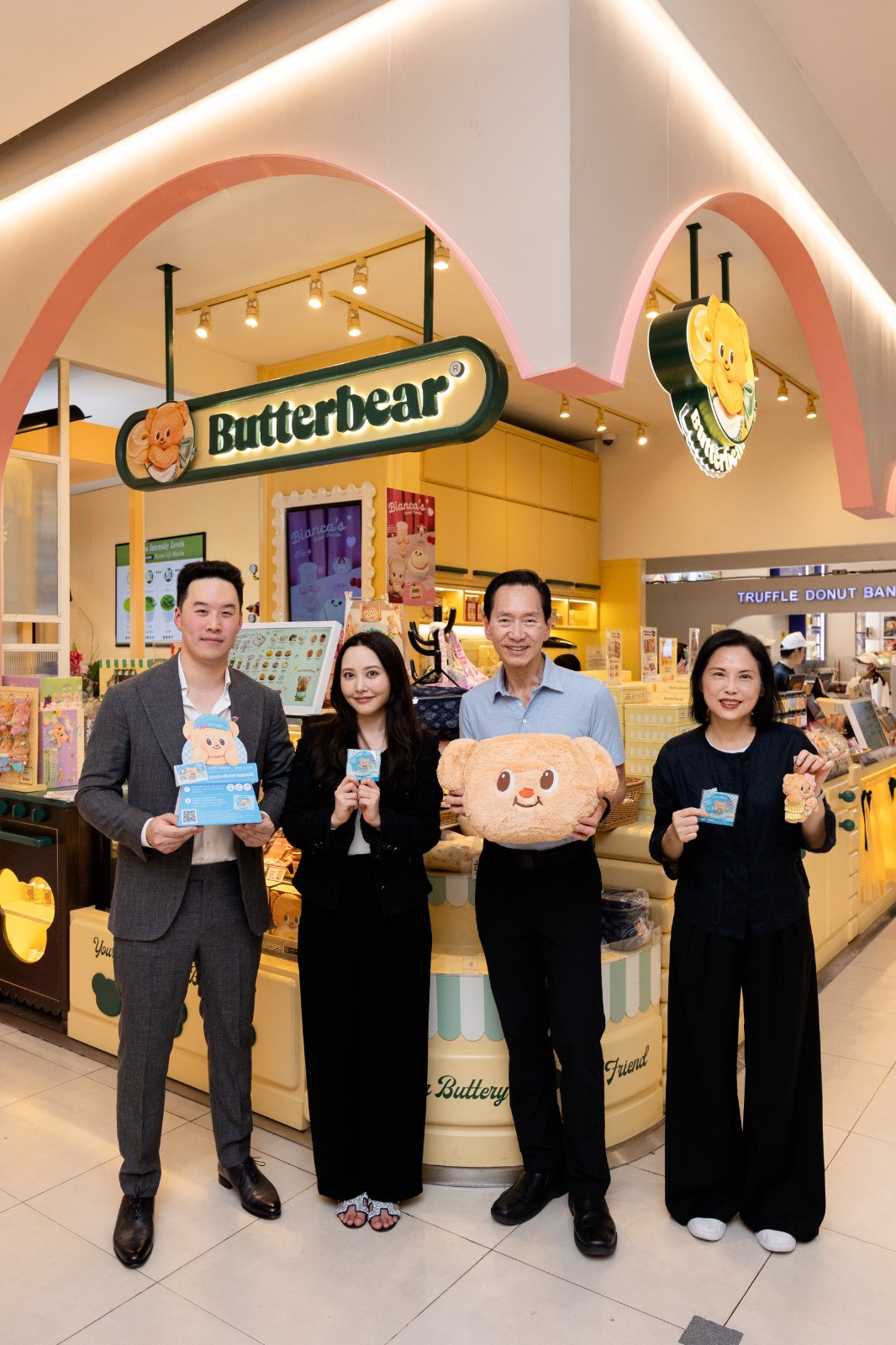 (จากซ้ายไปขวา) วิถี วงศ์เจริญรัตน์ ผู้อำนวยการ Butterbear, รบริหารเขตวัฒนธรรมฝั่งตะวันตกเกาลูน, ธนวรรณ วงศ์เจริญรัตน์ ผู้ร่วมก่อตั้ง Butterbear, เบอร์นาร์ด ชาญวุฒิ โสภณพนิช ประธานคณะกรรมการ องค์การบริหารเขตวัฒนธรรมฝั่งตะวันตกเกาลูน และ เบ็ตตี้ ฟุง ประธานเจ้าหน้าที่บริหาร องค์การบริหารเขตวัฒนธรรมฝั่งตะวันตกเกาลูน ร่วมกิจกรรมสะสมตราประทับ ณ จุดเช็กพอยต์ภายใน Butterbear Pop-up Store ณ สยามพารากอน
