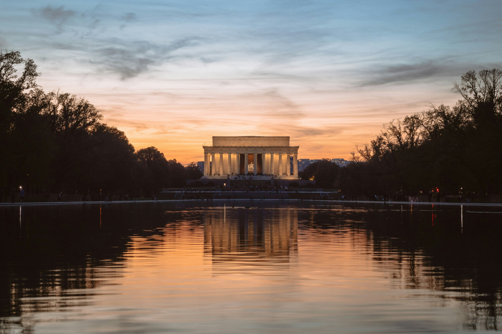 The memorial at dusk, its Doric temple form modelled directly on the Parthenon at architect Henry Bacon’s insistence (Photo: Unsplash/Andi Feliciotti)
