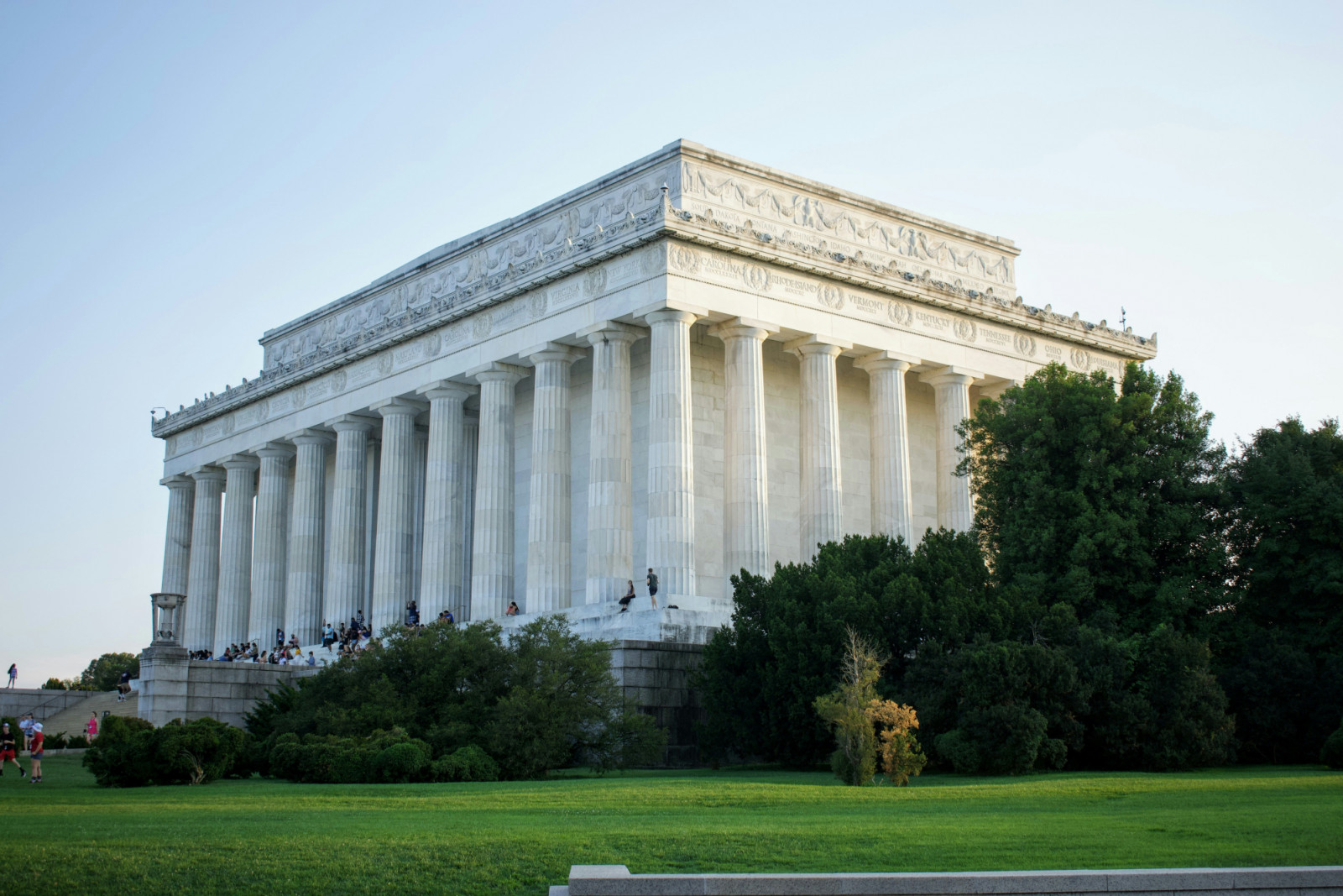 Each of the Lincoln Memorial’s 36 Doric columns is inscribed with the name of a state in the Union at Lincoln’s death (Photo: Unsplash/Kip Williams)