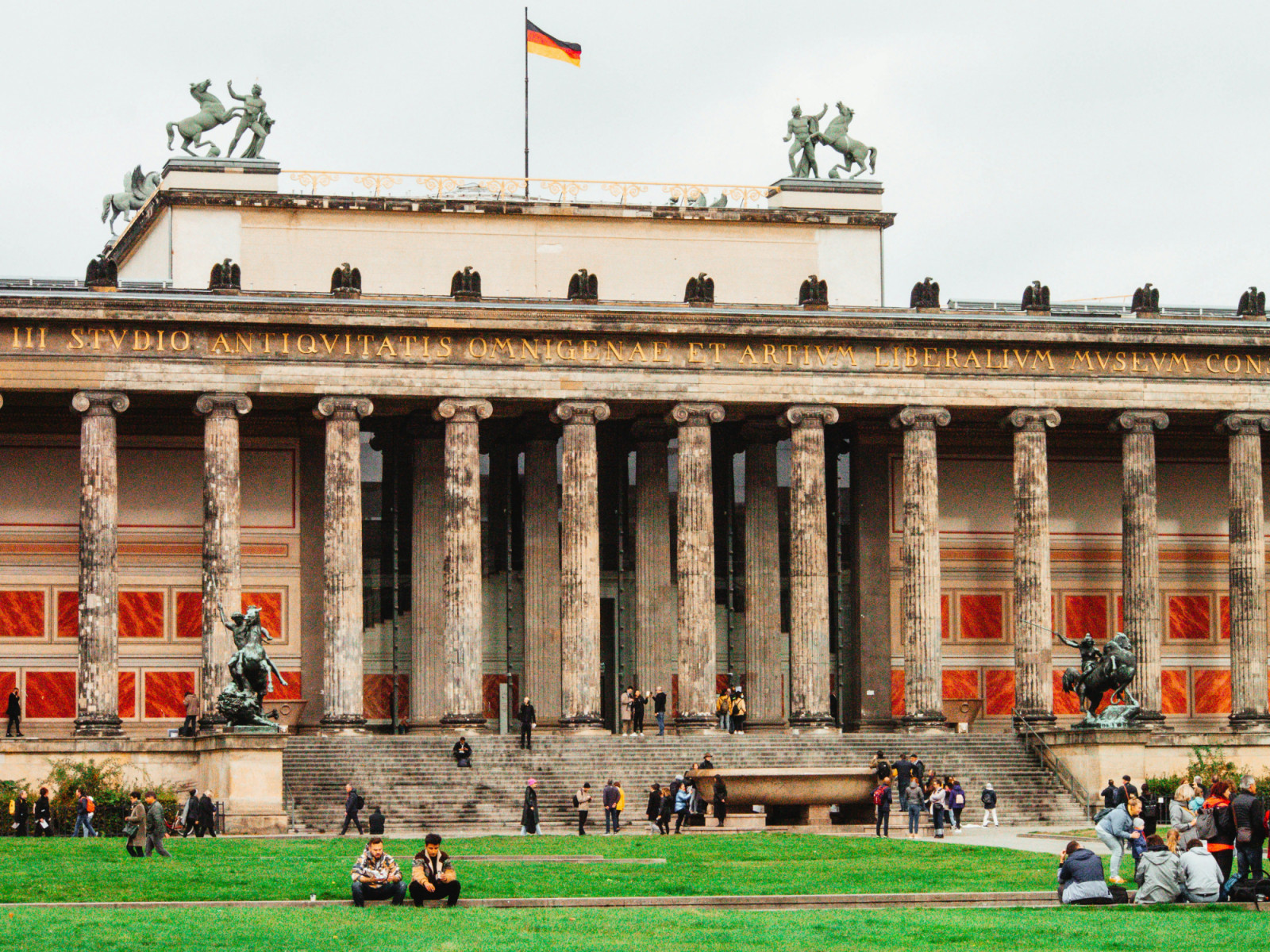 Schinkel’s 1830 facade, its dedication inscribed in Latin above an Ionic colonnade facing Berlin’s Lustgarten (Photo: Unsplash/feinschliff)