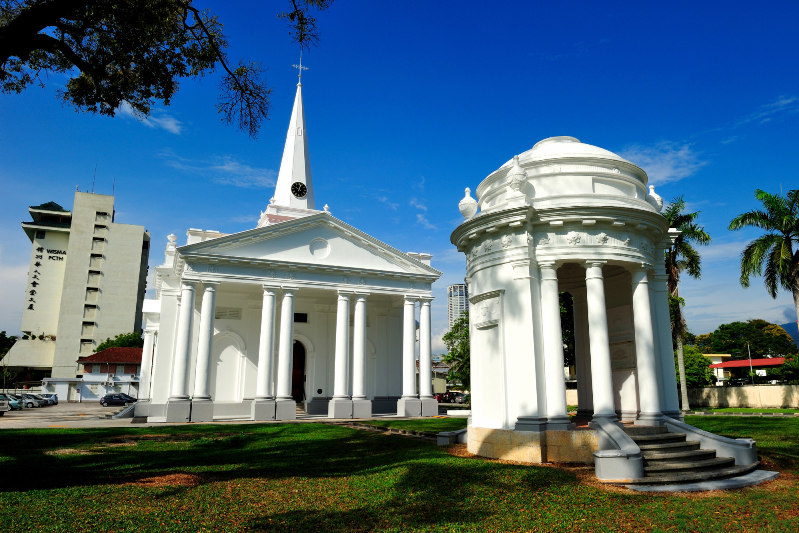 St. George’s Church alongside its freestanding memorial pavilion, built to honour Penang’s founder, Francis Light (Photo: iStock)
