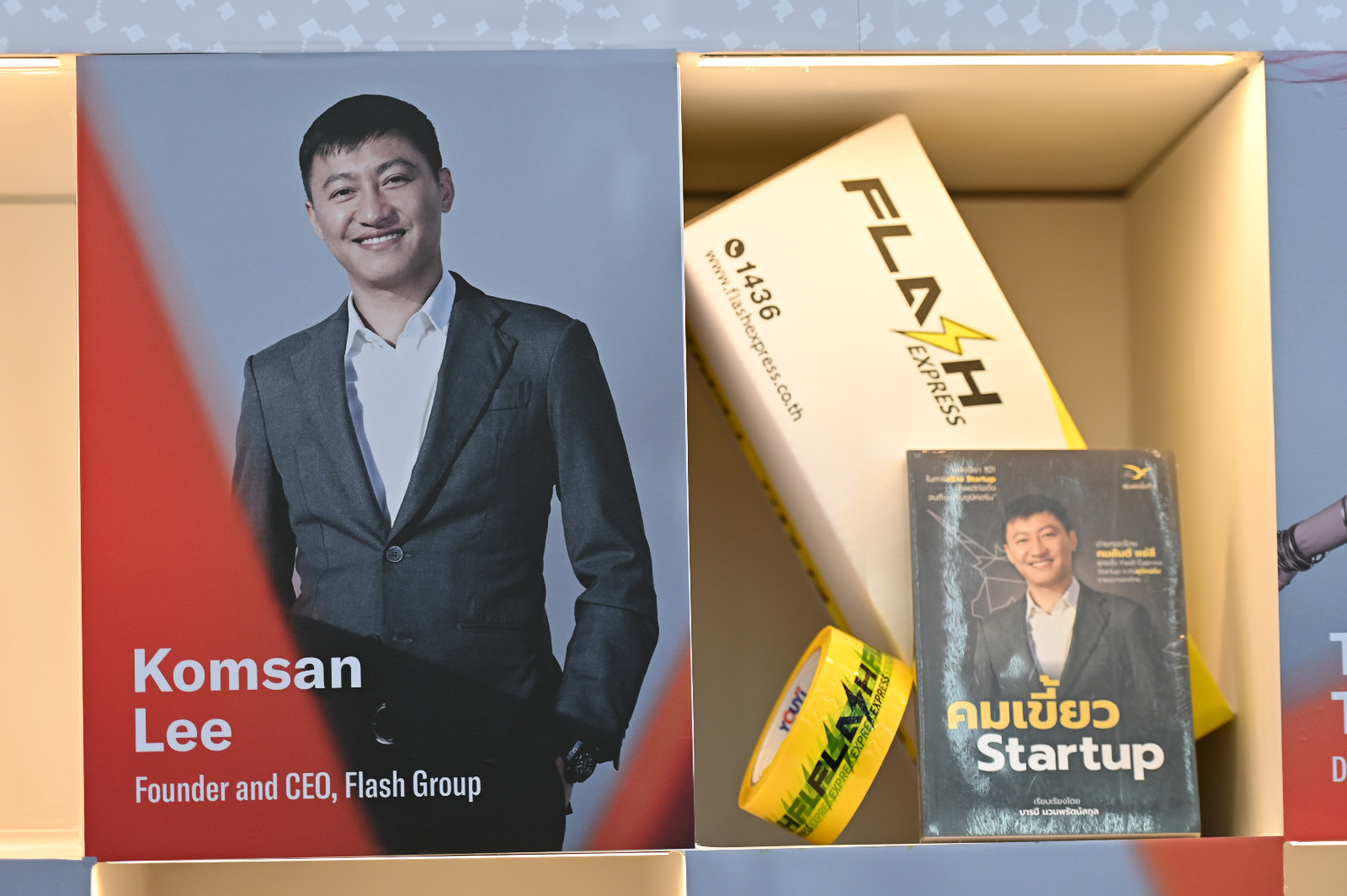 หนังสือและอุปกรณ์สำหรับห่อพัสดุ ของ คมสันต์ ลี ผู้ก่อตั้ง Flash Group (ภาพ: Tatler Thailand)