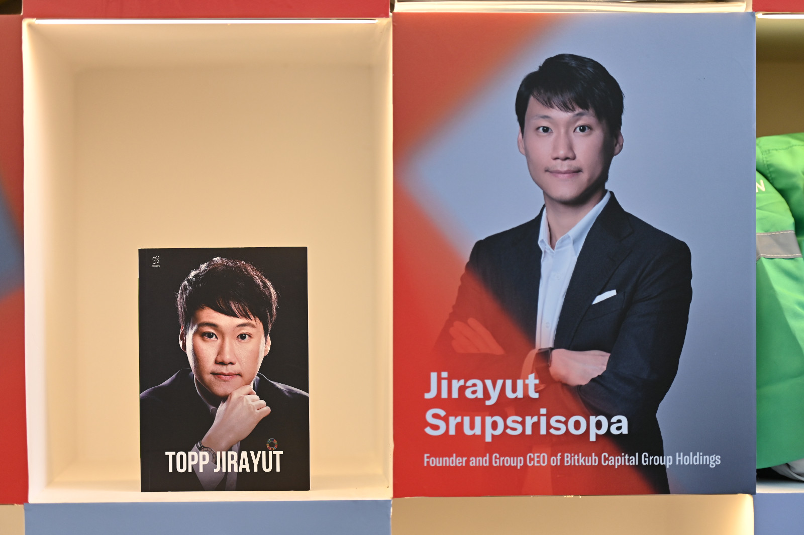 หนังสือของ จิรายุส ทรัพย์ศรีโสภา ผู้ก่อตั้ง Bitkub (ภาพ: Tatler Thailand)