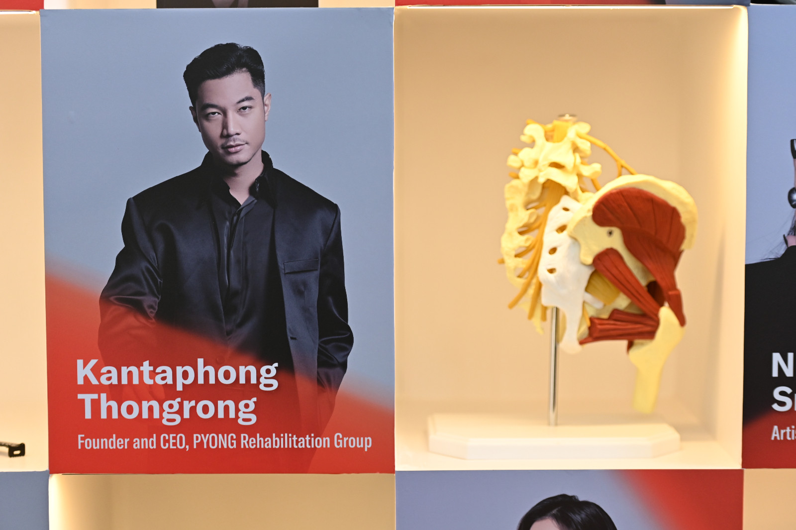 โมเดลส่วนสะโพก ของ นพ.กันตพงศ์ ทองรงค์ ผู้ก่อตั้งและซีอีโอ PYONG Rehabilitation Group (ภาพ: Tatler Thailand)