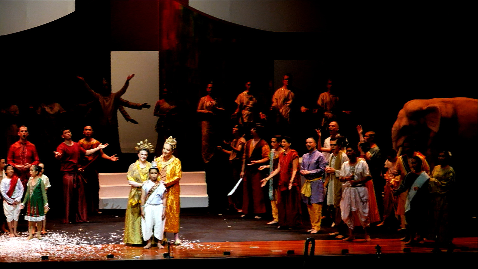 โอเปร่า ‘ทศชาติ’ โปรเจ็กต์ยักษ์ของ สมเถา สุจริตกุล ที่เป็นการแสดงมหาอุปรากรผสมผสานศิลปะสี่มิติ ได้แก่ ดนตรีโอเปร่าตะวันตก ซิมโฟนีออร์เคสตร้า บัลเลต์ และกวีนิพนธ์ไทย เพื่อถ่ายทอดเรื่องราวทศชาติชาดก (ภาพ: Somtow Sucharitkul)