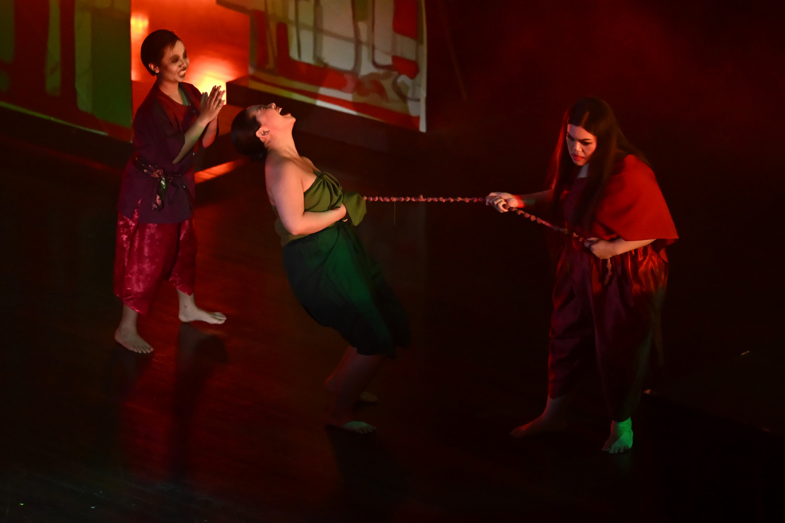 โอเปร่า ‘MAE NAAK: THE CLASSIC OPERA’ ประพันธ์โดย สมเถา สุจริตกุล ที่นำตำนานความรักอมตะของแม่นากพระโขนงมาผสมผสานระหว่างดนตรีคลาสสิกตะวันตกกับกลิ่นอายดนตรีพื้นบ้านไทย เปิดแสดงครั้งแรกในปี 2003 ล่าสุดจัดแสดงที่กรุงเทพฯ เมื่อเดือนมีนาคมที่ผ่านมา