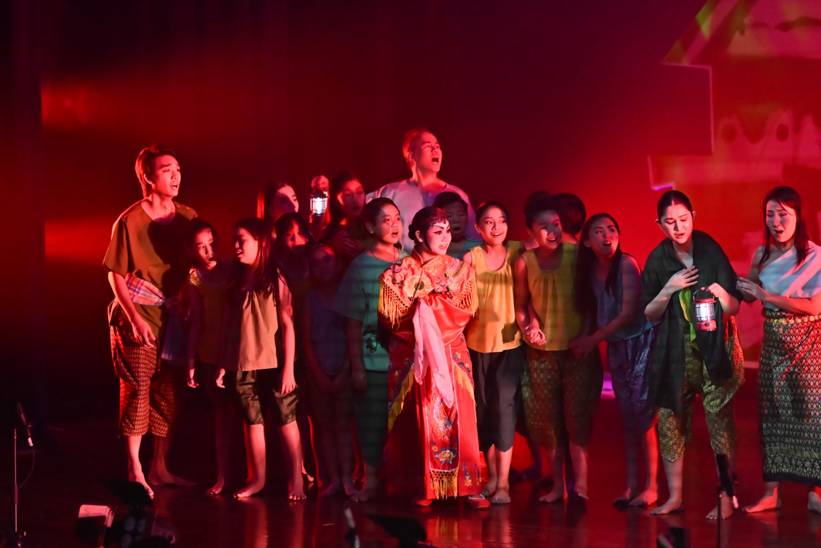 โอเปร่า ‘MAE NAAK: THE CLASSIC OPERA’ ประพันธ์โดย สมเถา สุจริตกุล ที่นำตำนานความรักอมตะของแม่นากพระโขนงมาผสมผสานระหว่างดนตรีคลาสสิกตะวันตกกับกลิ่นอายดนตรีพื้นบ้านไทย เปิดแสดงครั้งแรกในปี 2003 ล่าสุดจัดแสดงที่กรุงเทพฯ เมื่อเดือนมีนาคมที่ผ่านมา