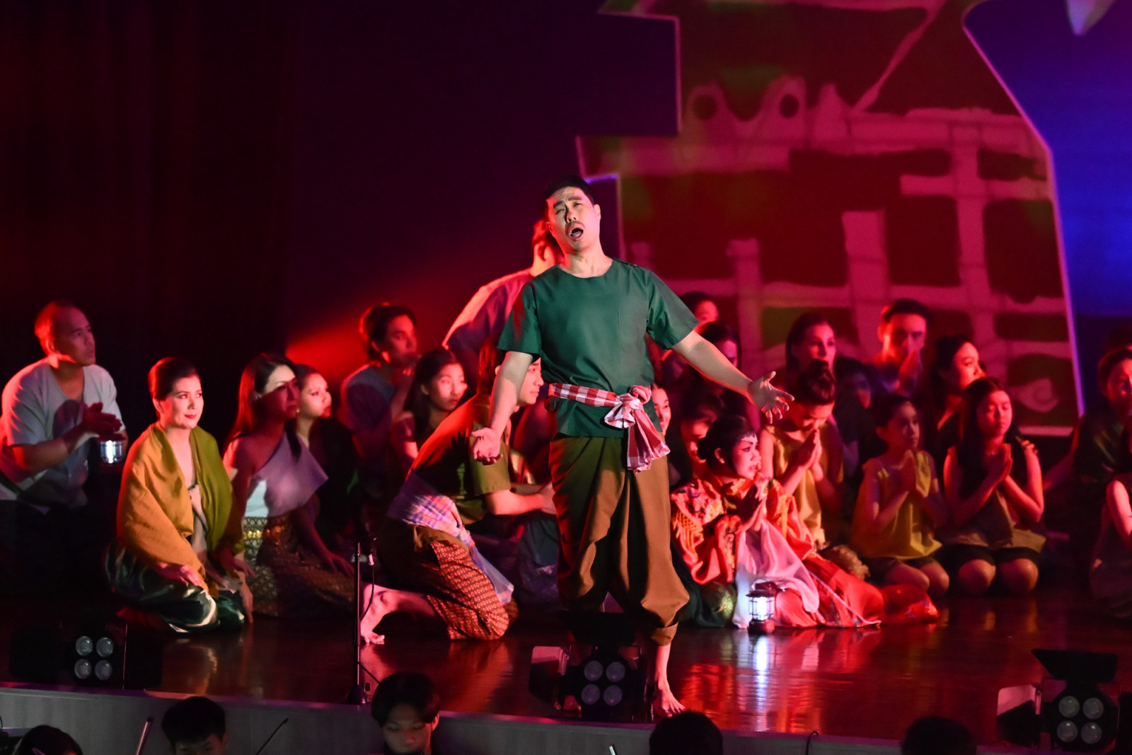 โอเปร่า ‘MAE NAAK: THE CLASSIC OPERA’ ประพันธ์โดย สมเถา สุจริตกุล ที่นำตำนานความรักอมตะของแม่นากพระโขนงมาผสมผสานระหว่างดนตรีคลาสสิกตะวันตกกับกลิ่นอายดนตรีพื้นบ้านไทย เปิดแสดงครั้งแรกในปี 2003 ล่าสุดจัดแสดงที่กรุงเทพฯ เมื่อเดือนมีนาคมที่ผ่านมา