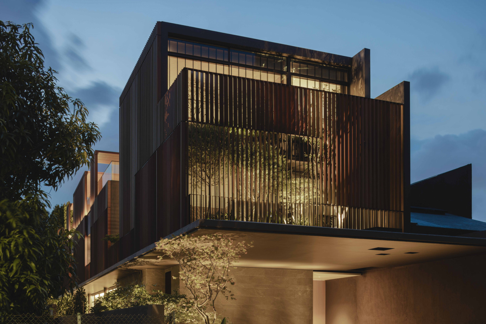 Angled strategically in varying directions, facade screens safeguard the privacy of individual interior spaces while pockets of lush planting soften the building’s form