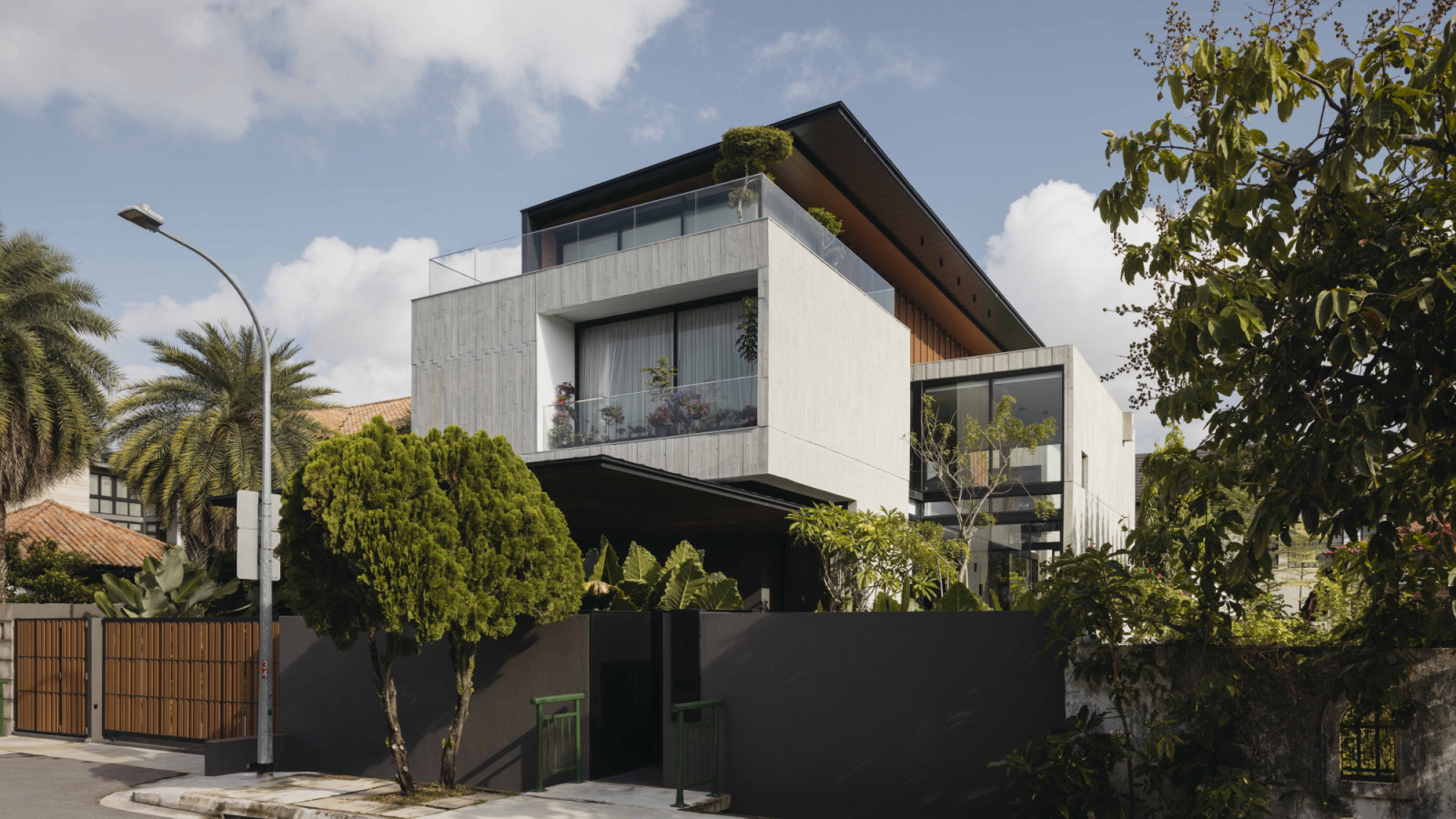 The site’s north-west to south-east orientation presented an opportunity to harness both the morning breeze and natural daylight