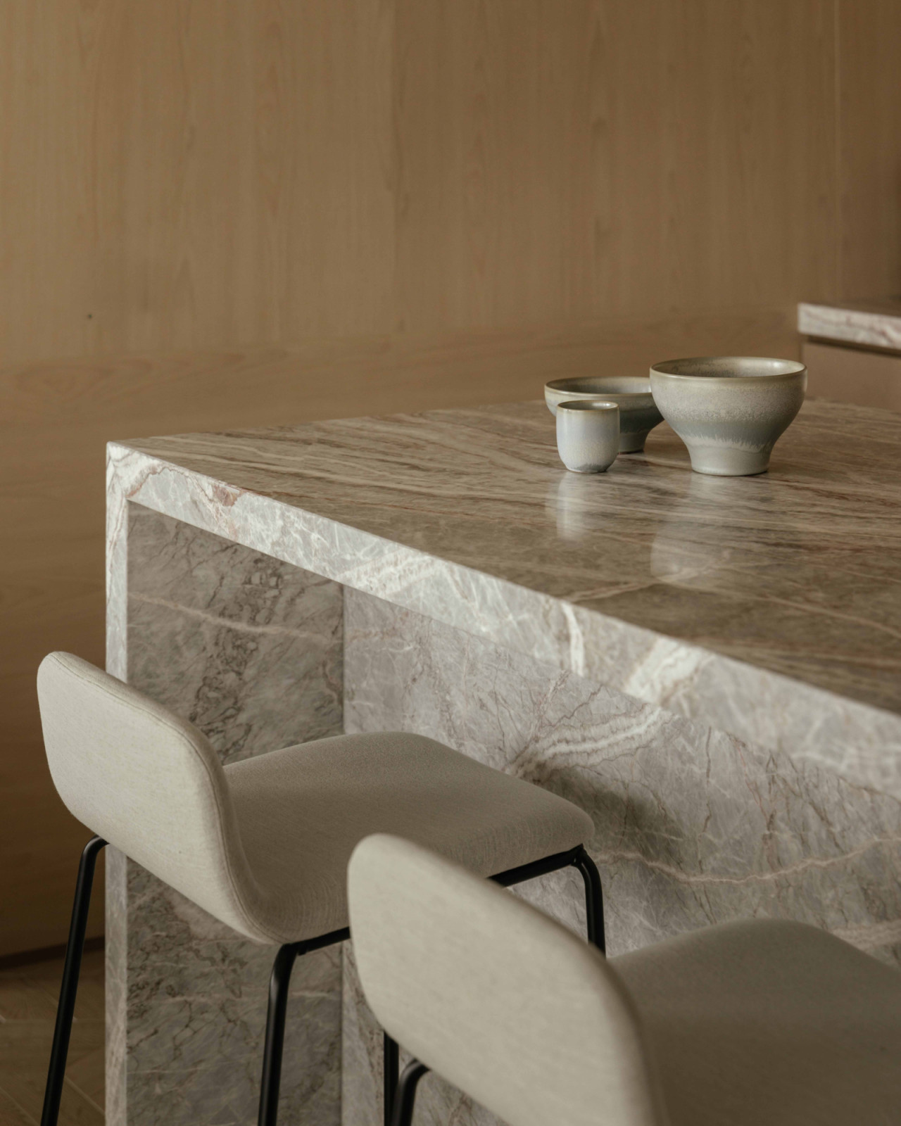 A close-up of the marble island reveals its dynamic, flowing veining