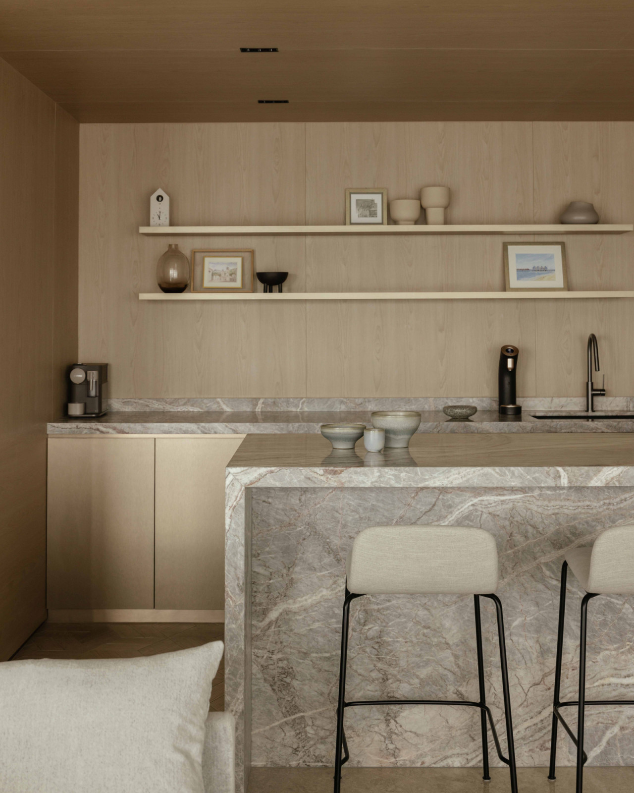 Personal mementoes line the open shelving above the wet kitchen counter