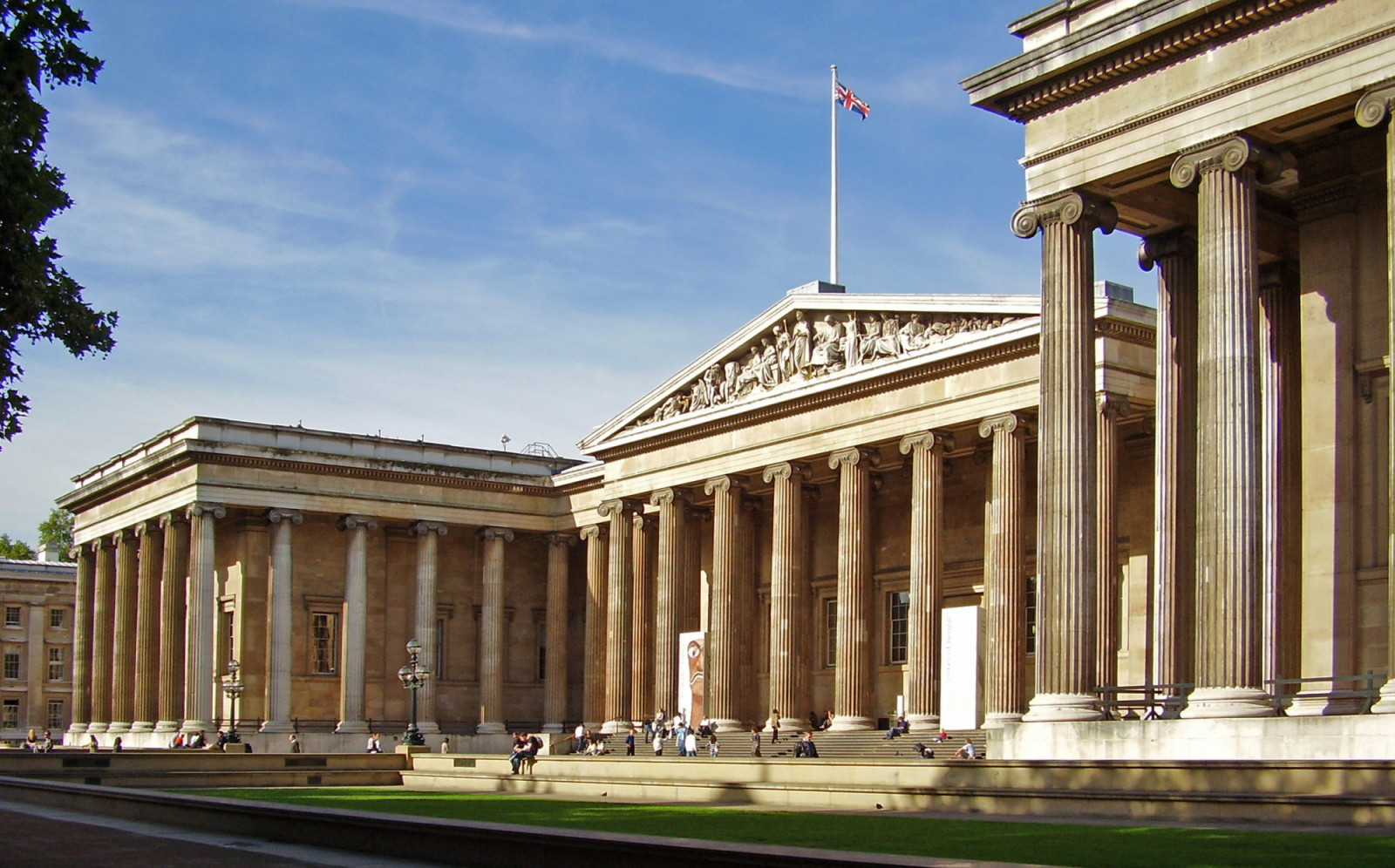 Robert Smirke’s Ionic colonnade wraps the museum’s forecourt, its pediment sculpture added several years after the facade’s 1852 completion (Photo: WikiCommons/Ham)