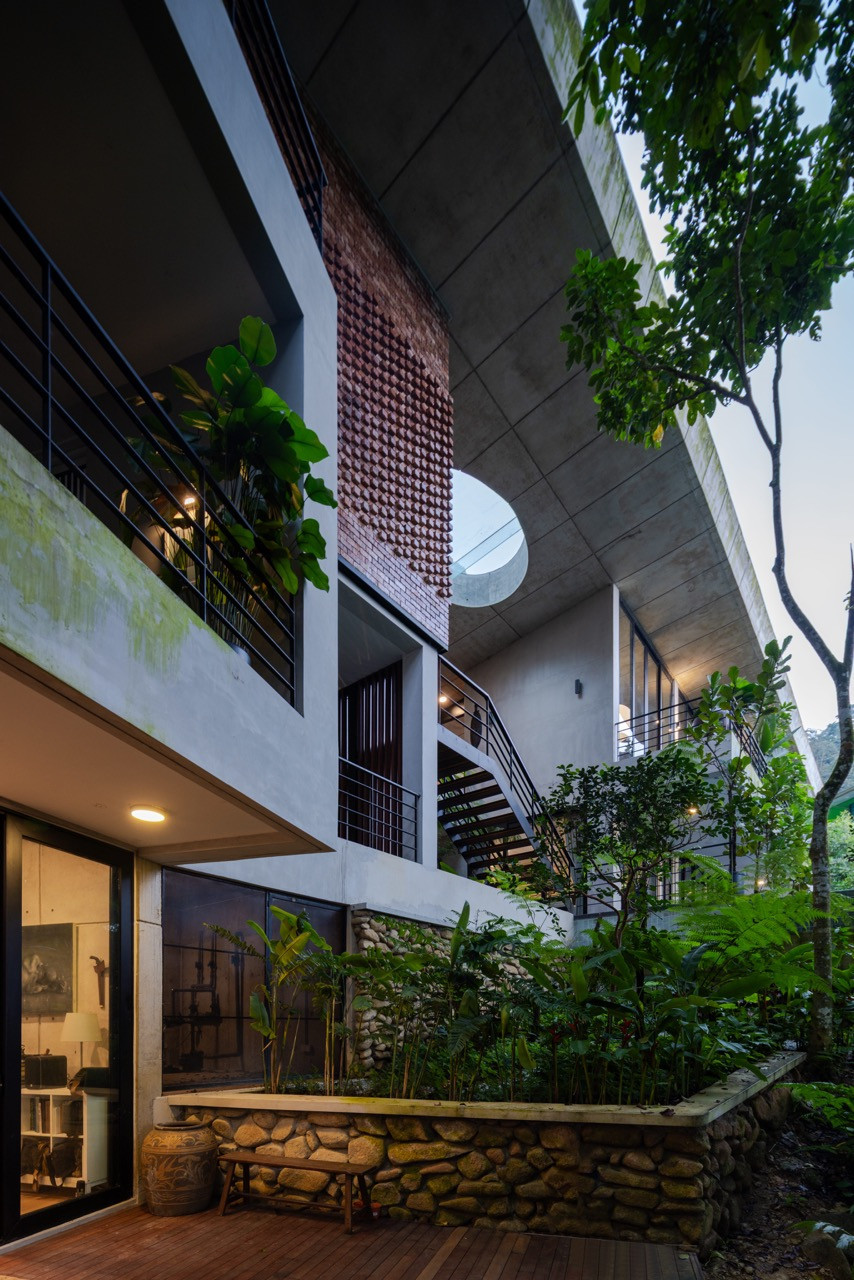 Rainforest Residence by Choo Gim Wah Architect (Photo: Pixelaw Photography)