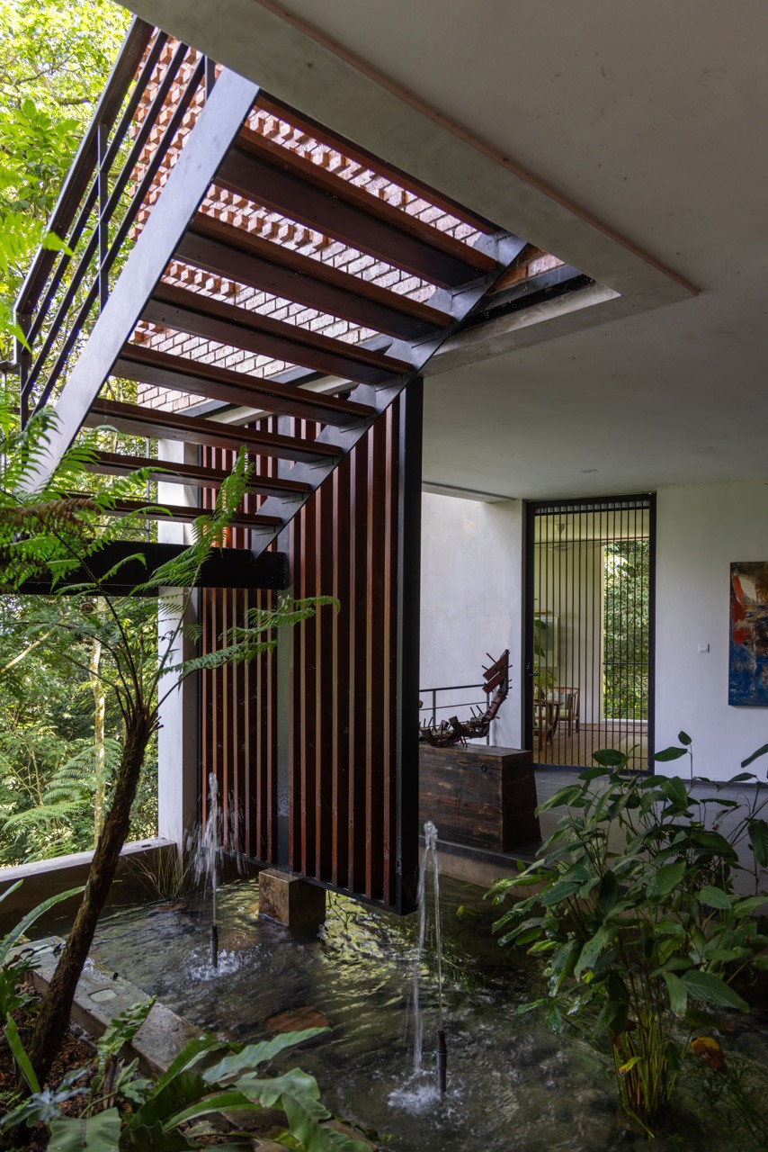 Rainforest Residence by Choo Gim Wah Architect (Photo: Pixelaw Photography)