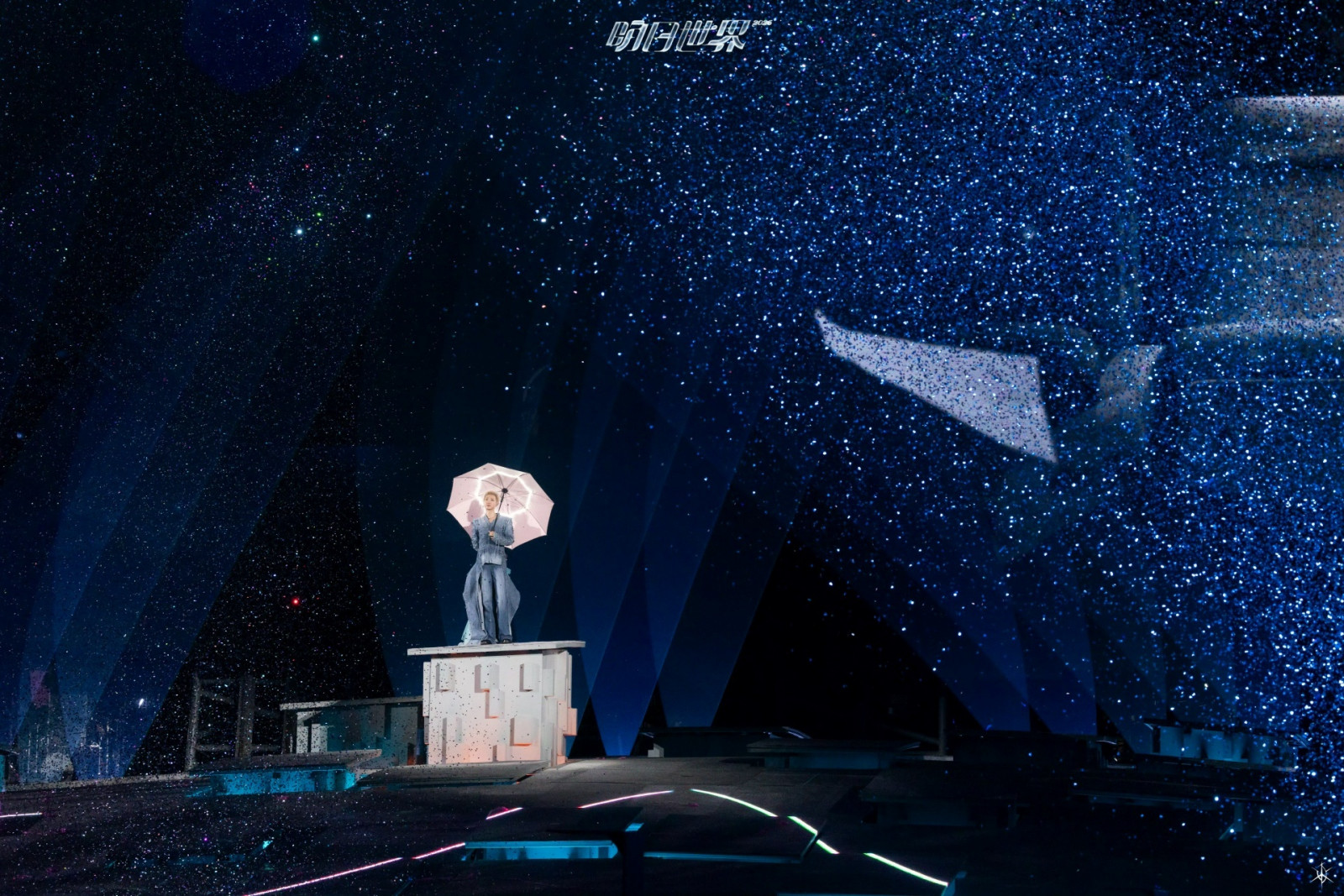 演出包含全新改編的曲目編排與高隨機性的現場互動環節,標誌性的體育場 DJ Part 則為現場注入強烈的律動感。(圖片:官方提供)