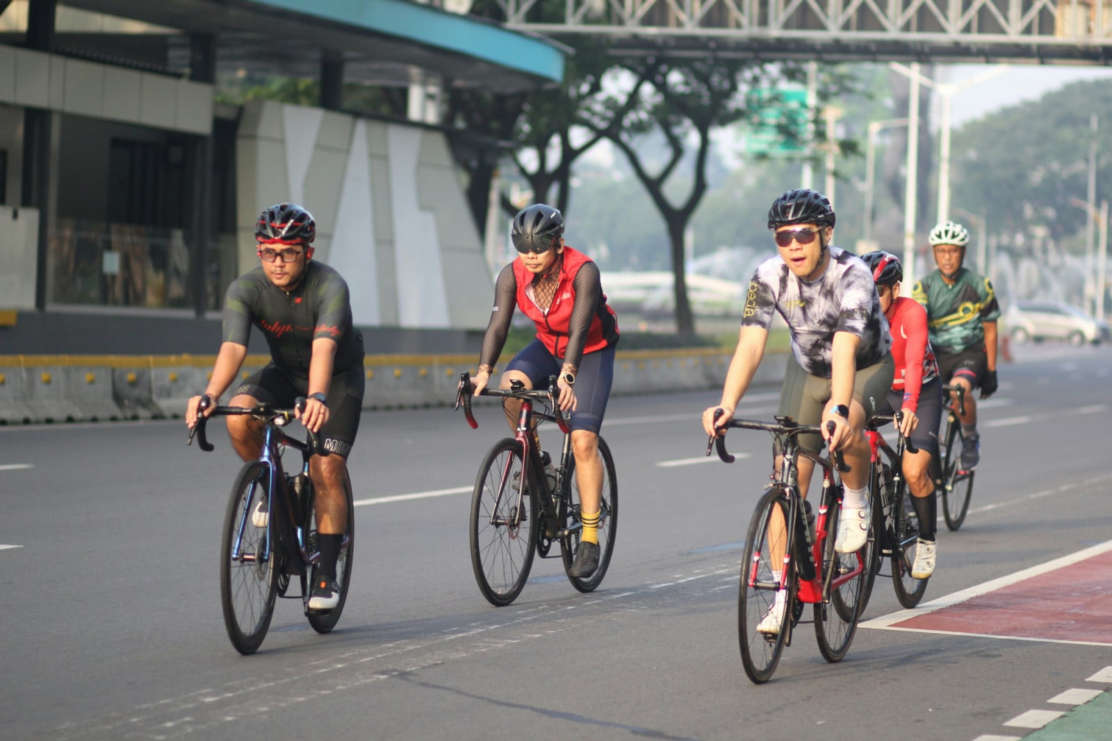 a group of cyclists on the road (Photo: Cecep Rahmat/Unsplash)