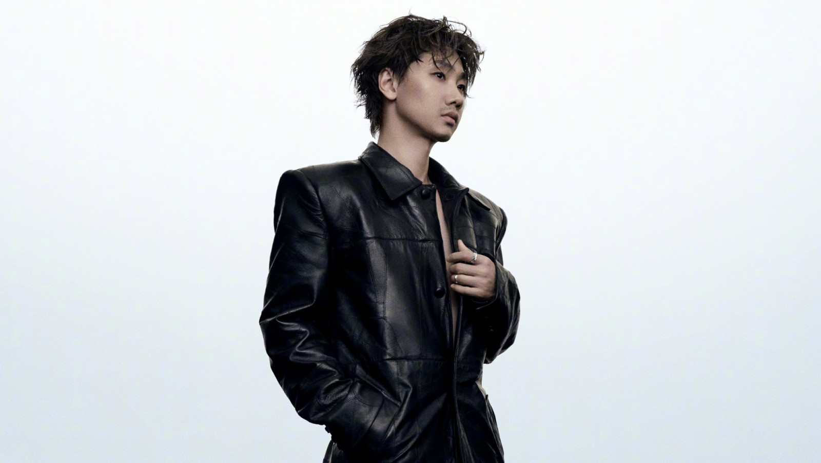 華語流行唱作人汪蘇瀧攜全新巡演《明日世界》登陸體育場舞台，展現整合視覺設計與音樂敘事的高規格概念演出。（圖片：微博/@汪蘇瀧）