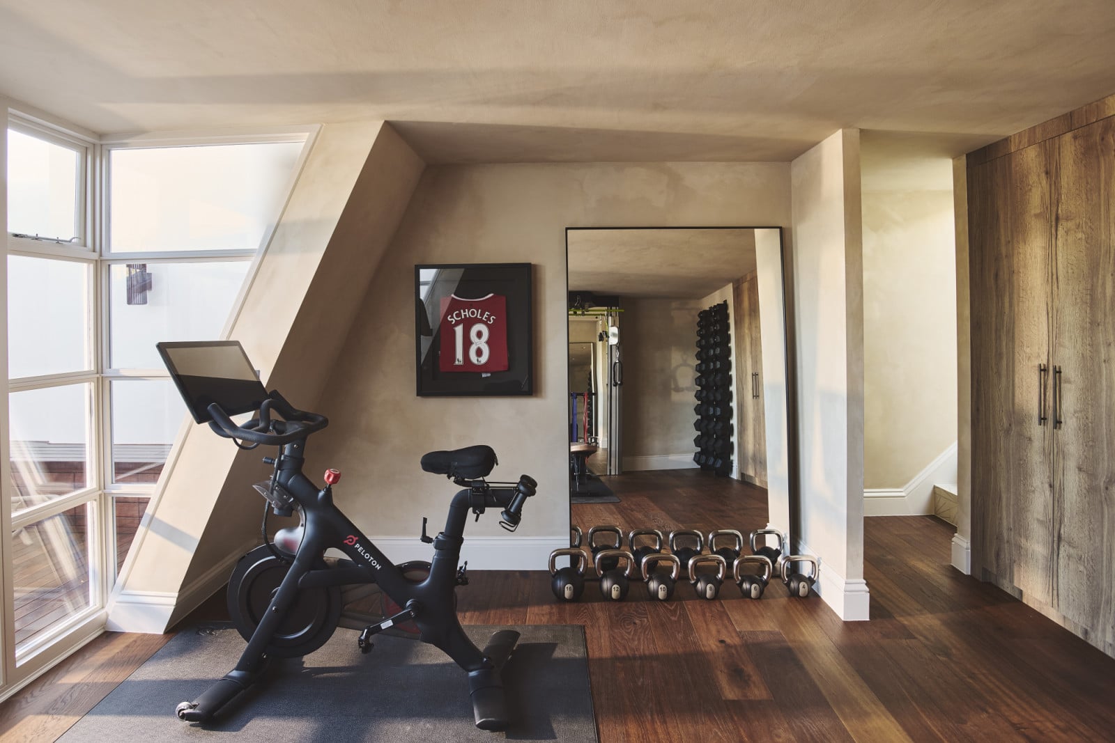 The home gym of a Notting Hill home by Project London