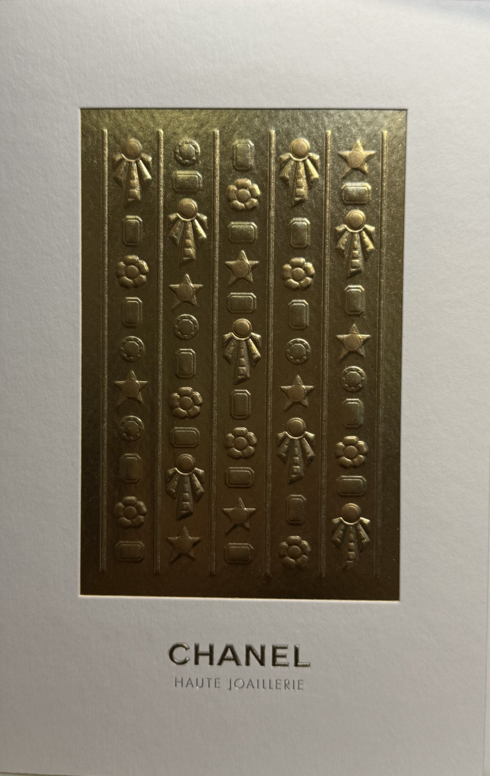 Screenshot香奈兒《Signes & Symboles》頂級珠寶展邀函上的浮雕點明了此次珠寶系列的四大重點符碼:山茶花、星辰、獅子與太陽。(Photo: Erica Yu)