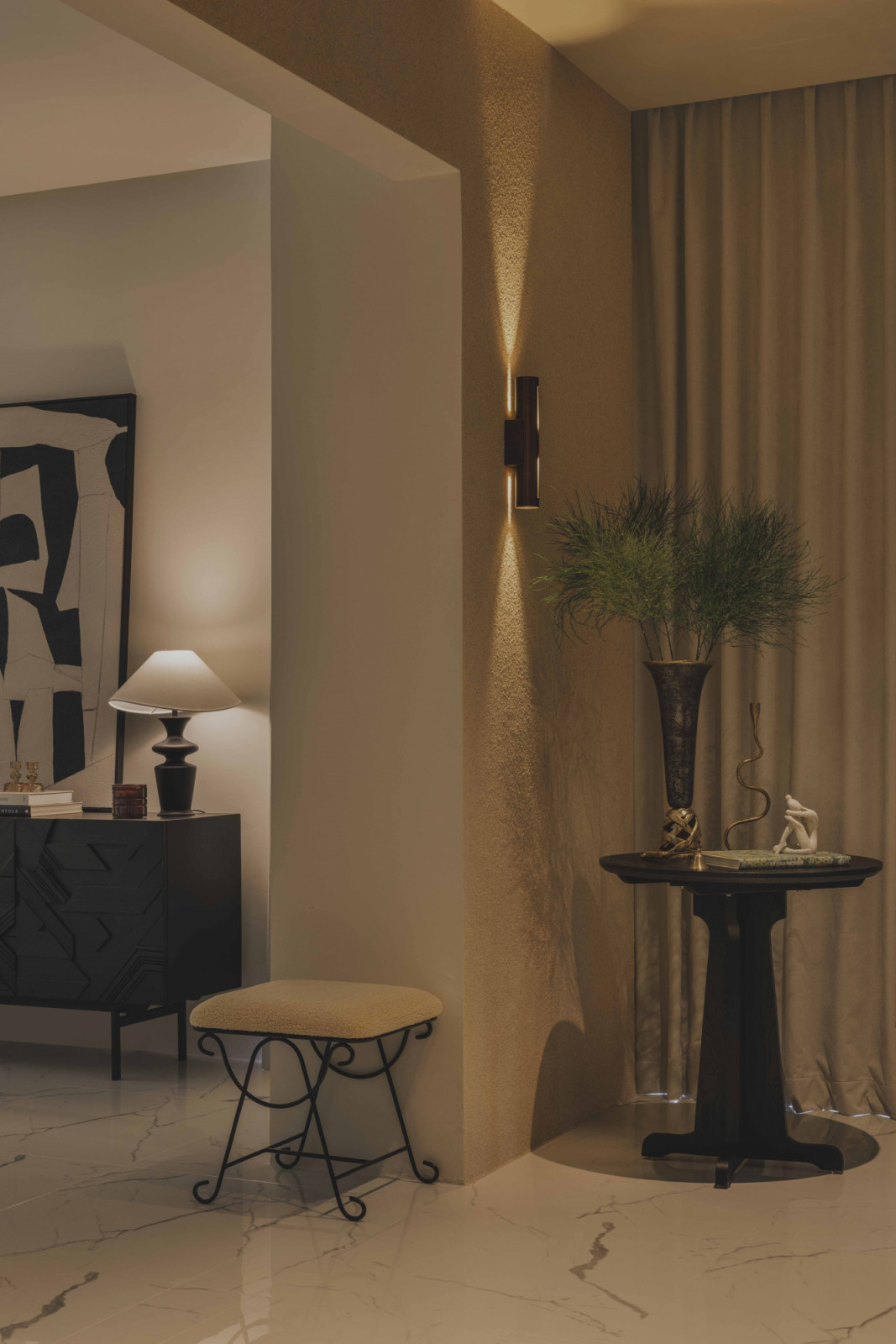 As one approaches the living room, cream shades take over, serving as a neutral base for the owners’ loose furniture and objets d’art collected over the years