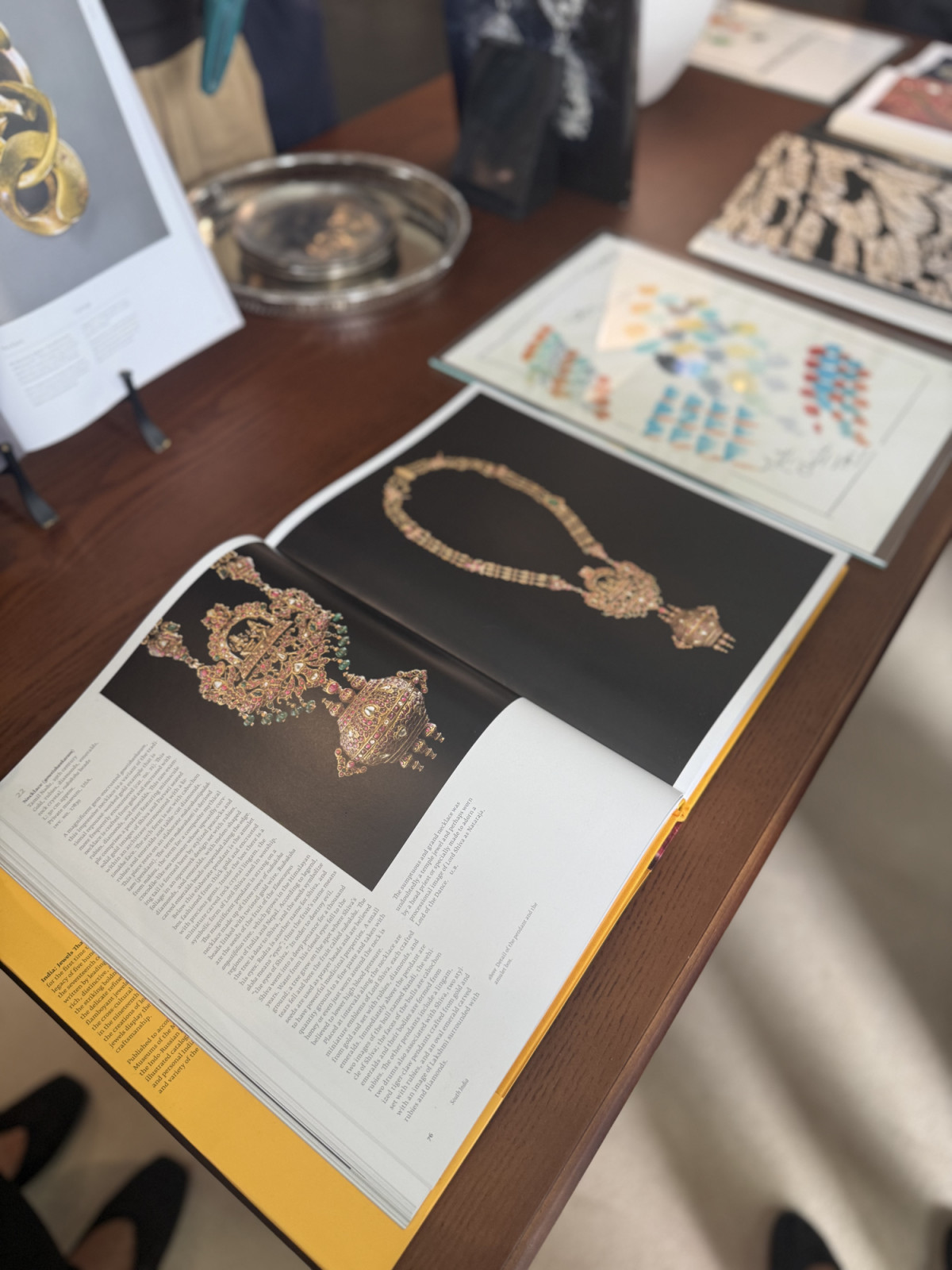 展覽的一隅陳列著拜占庭文化藝術相關書籍,這些華美的色彩深深影響香奈兒女士的創作。(Photo: Erica Yu)