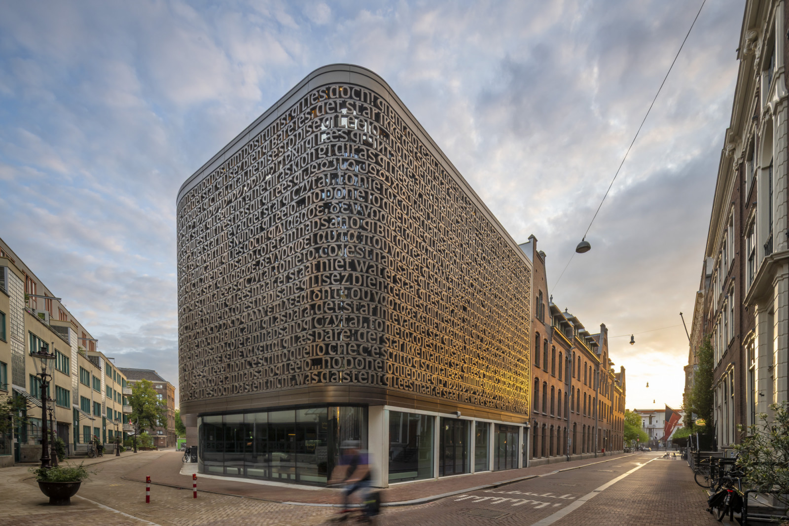 Three-dimensional lettering wraps the building’s rounded corner, rendering a line from Martinus Nijhoff’s poem “Awater” across 24 languages and six writing systems  (Photo: Jannes Linders)