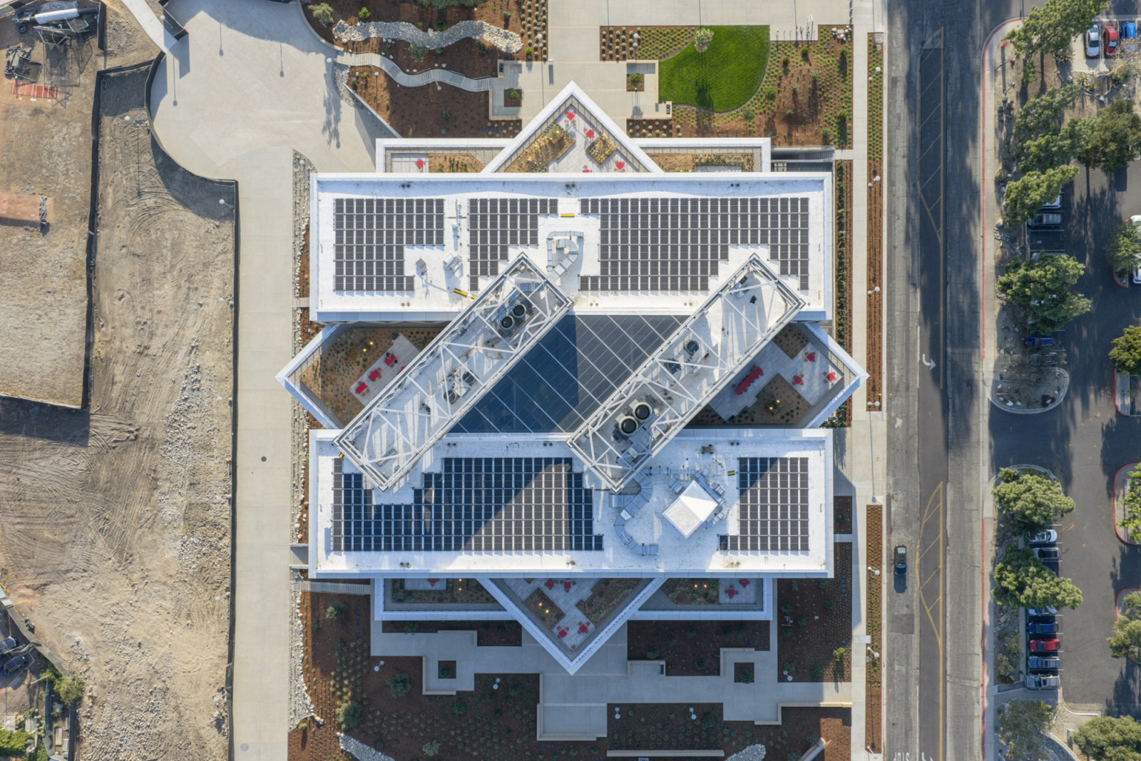 Viewed directly from above, the building’s rotated volumes form an eight-pointed star around a central skylight (Photo: Laurian Ghinitoiu)