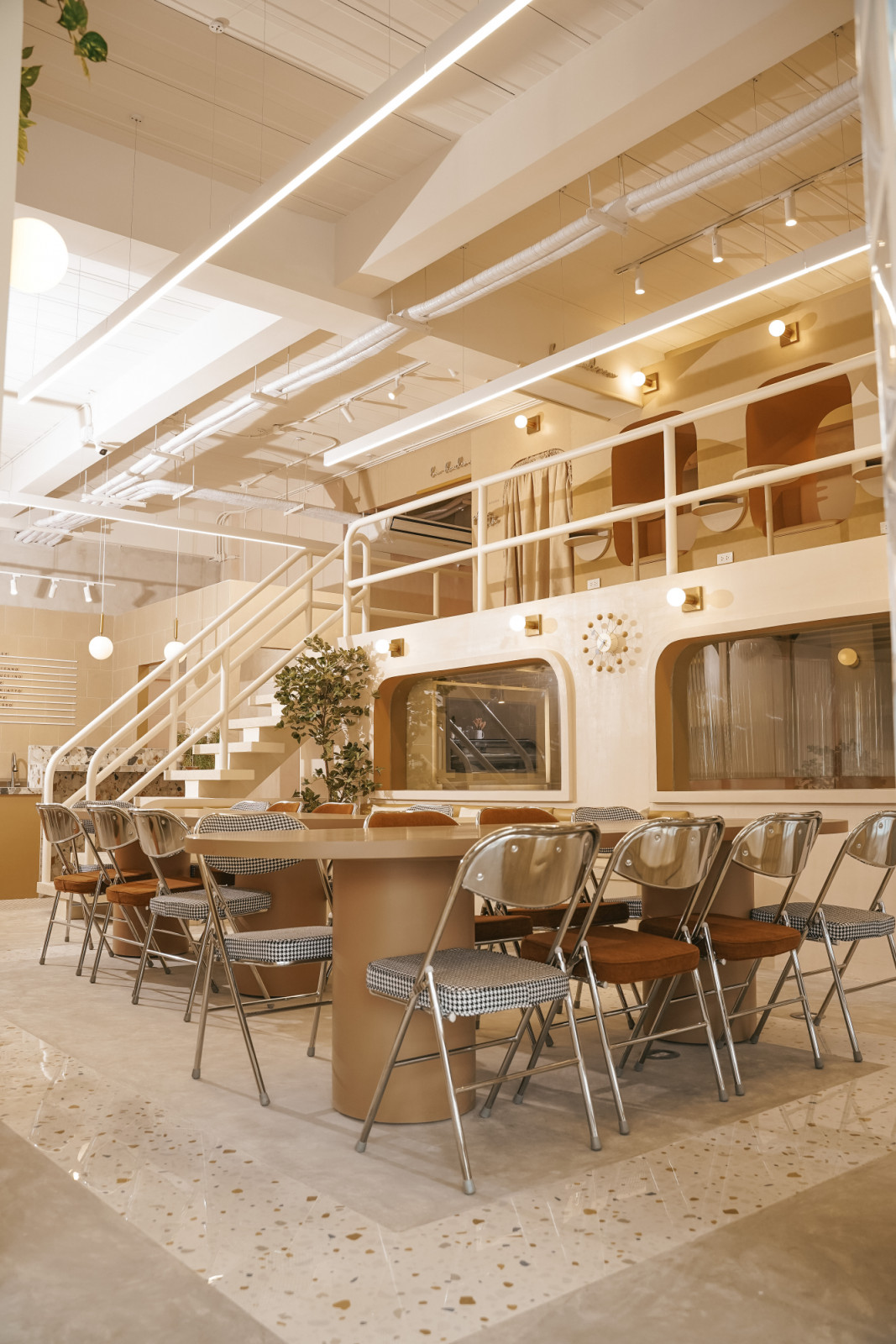 The Kings City Club communal tables and spaces amid a calm atmosphere