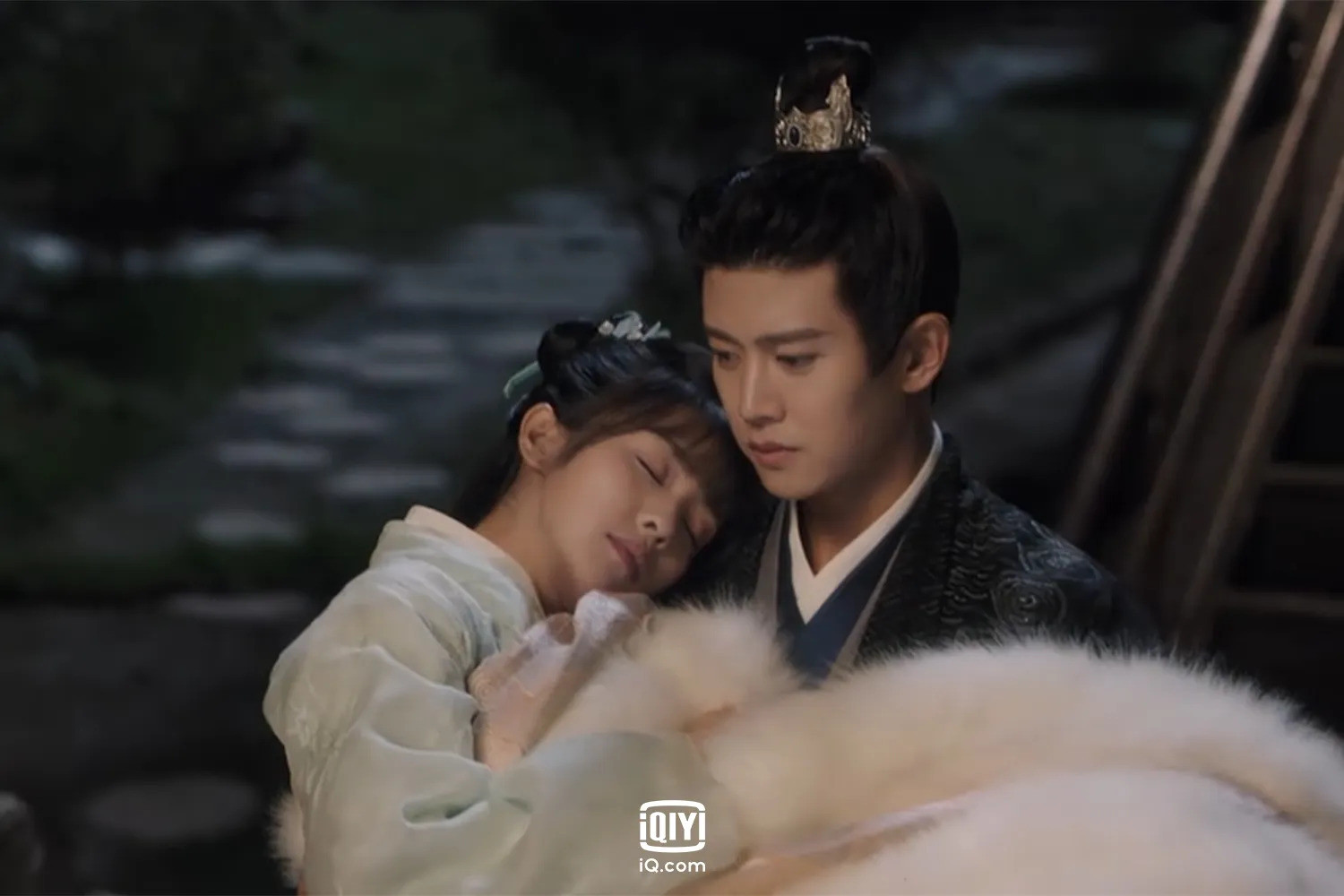 A C-drama couple (Ren Jialun and Bai Lu) in ornate traditional attire shares a quiet, intimate moment. (Photo: iQiYi)