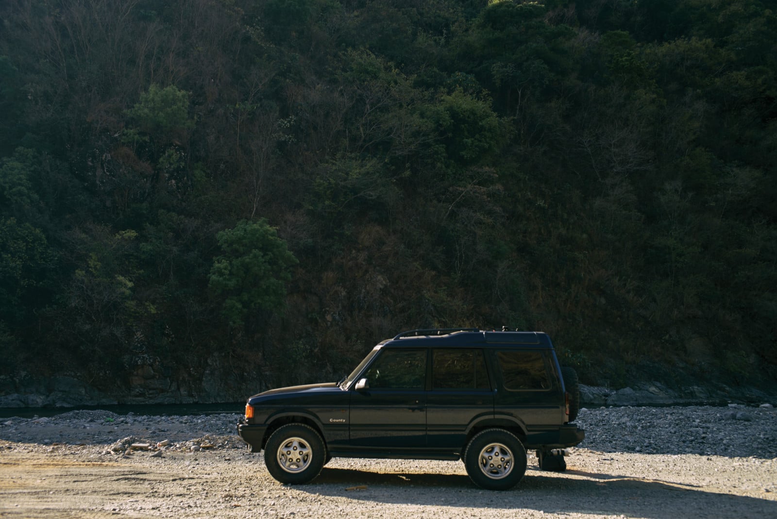 A Land Rover Discovery County SUV on a rocky road. (Photo by Francisco "Paco" Guerrero)