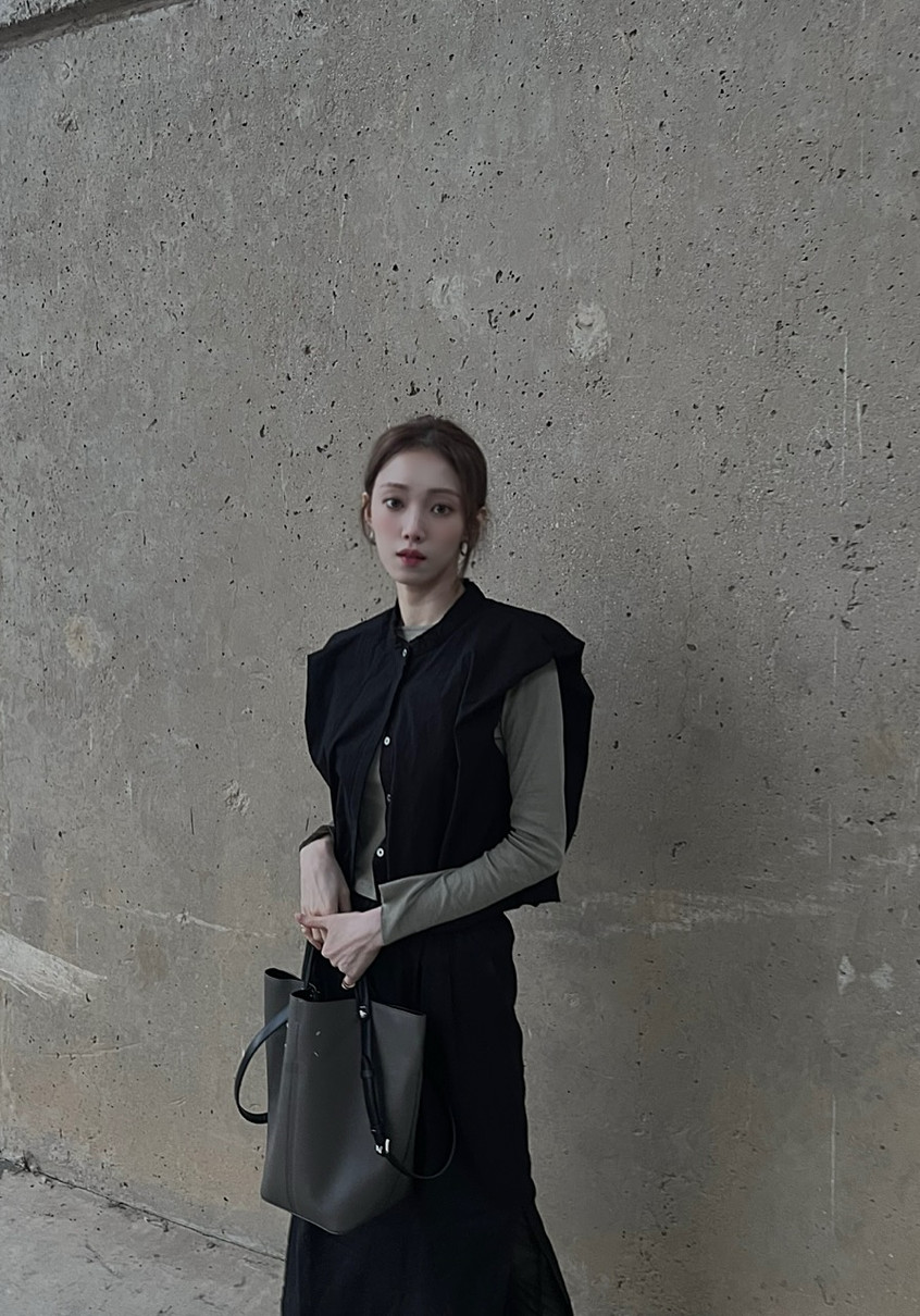 Actress and model Lee Sung-kyung in a refined layered look, carrying a sleek tote bag.
