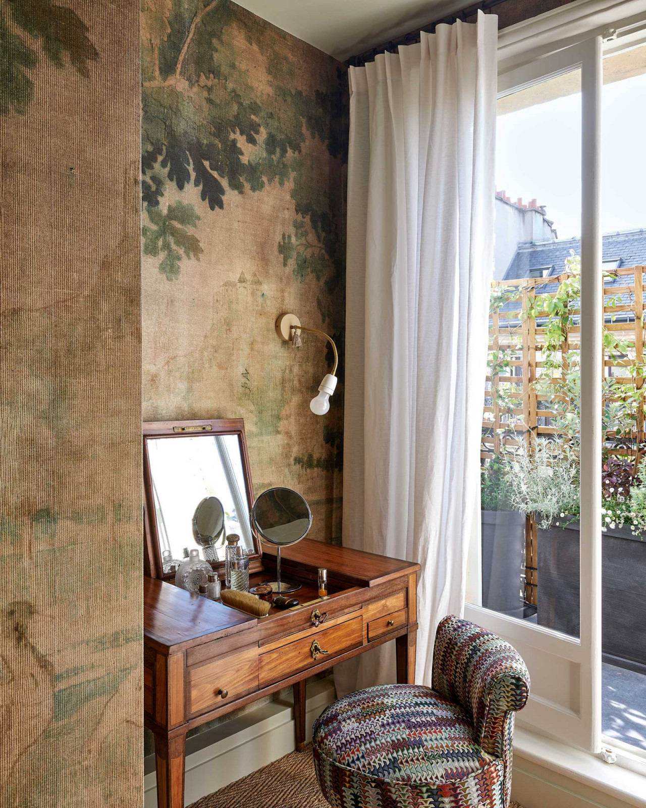Lorraine’s bathroom sees walls covered with Au Bord du Lac panoramic wallpaper by Pierre Frey