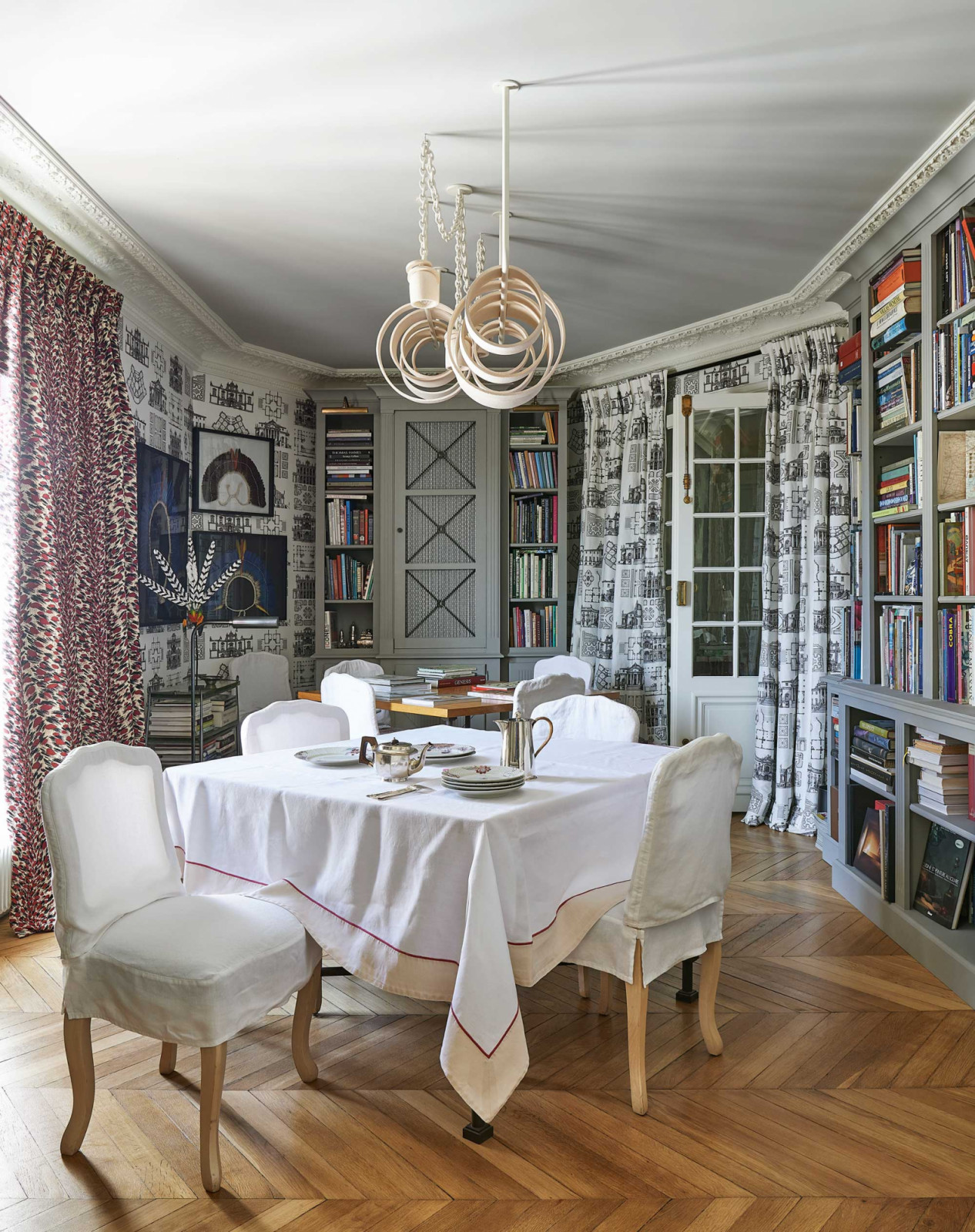The dining room dressed in Pierre Frey’s black-and-white Palazzo print