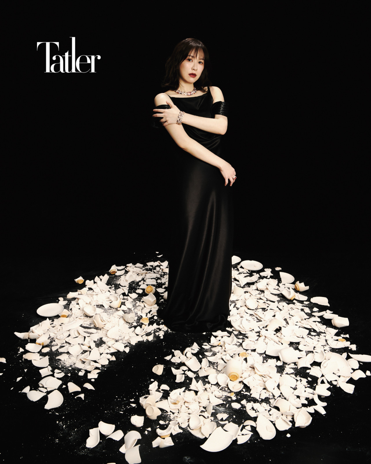 黑色細肩帶長洋裝拼接皮革編織綴袖、高跟鞋,both by Bottega Veneta。摩根石鑽石項鍊、藍寶鑽石手環,及粉紅碧璽鑽石戒指,all by 寶格麗頂級珠寶系列。(Photo: Chuan Zhou)