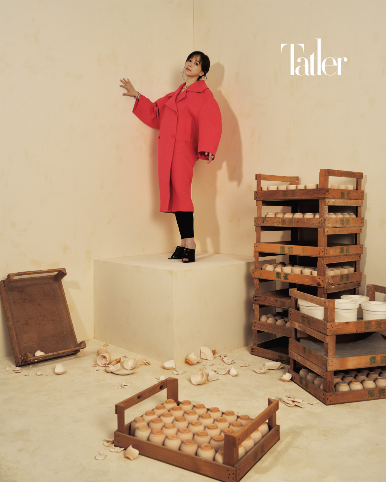 桃紅色繭型羊毛長大衣、黑色緊身褲、黑色高跟涼鞋,all by Balenciaga。摩根石鑽石項鍊、藍寶鑽石手環,及粉紅碧璽鑽石戒指,all by 寶格麗頂級珠寶系列。(Photo: Chuan Zhou)