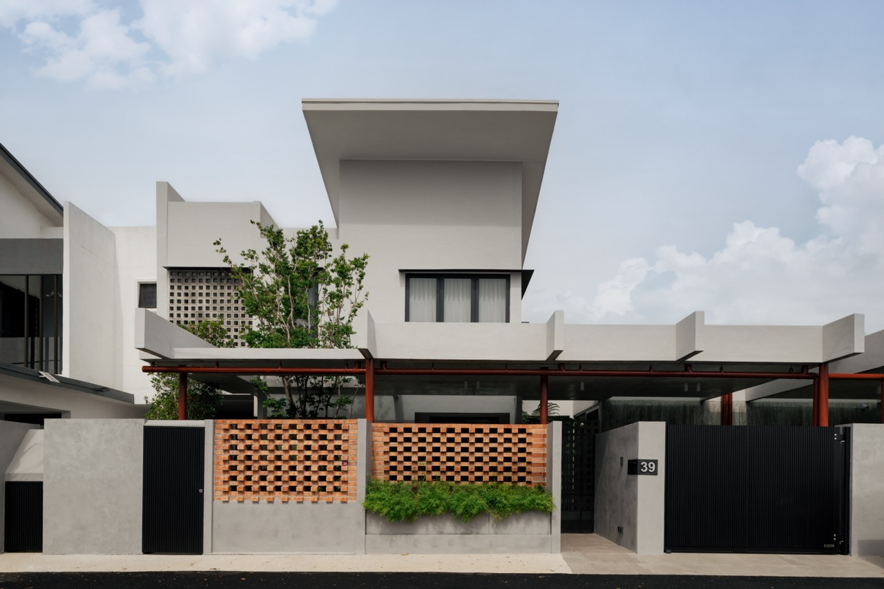 The front façade of Habitus, with its projecting upper storey, brick screen wall and covered car porch