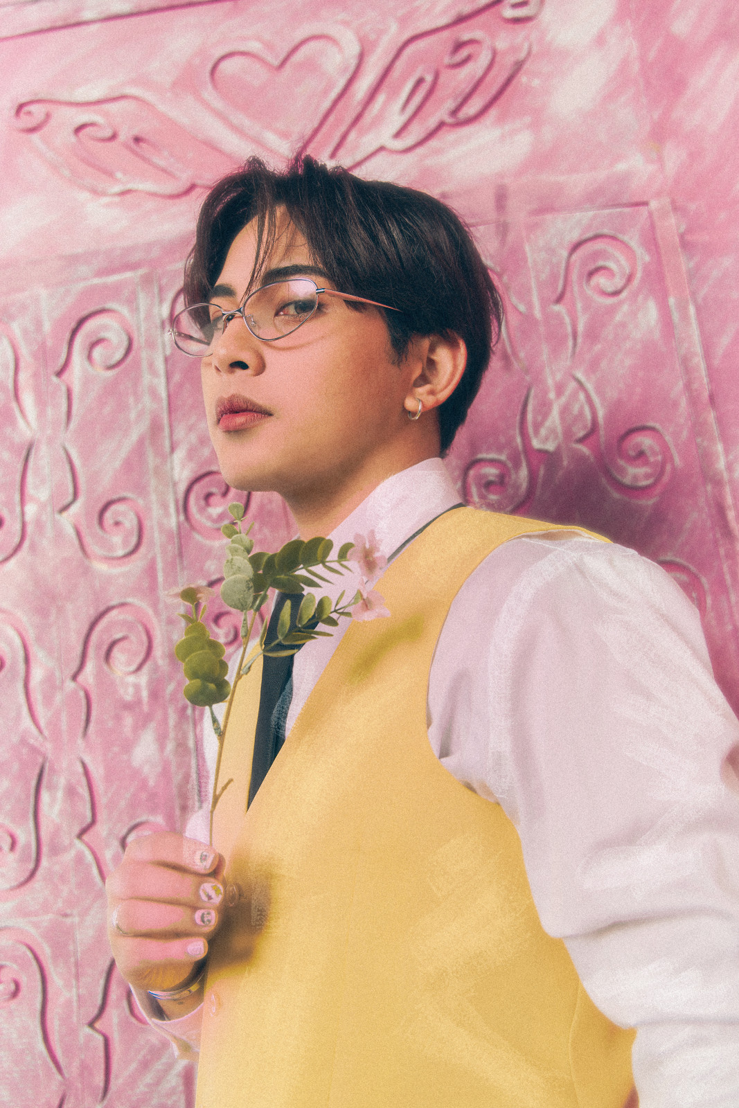 Expanding his conceptual pink era, breakout hitmaker Maki explores raw vulnerability and the uncertainties of taking a leap of faith on love. (Photo: Tarsier Records)