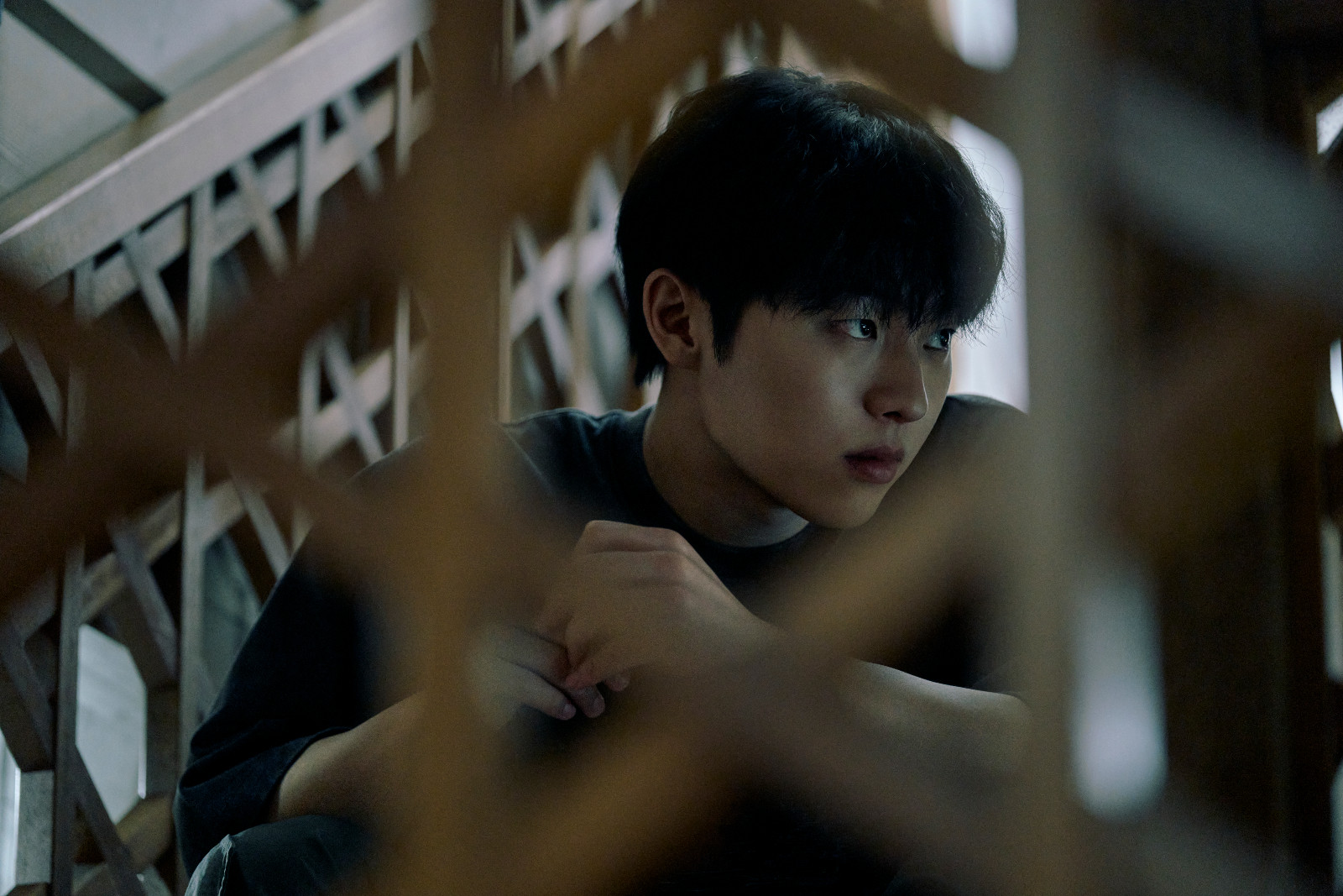 From high-stakes medical thrillers to time-bending romances, these five K-drama actors are proving that versatility and narrative depth are the new baseline for screen presence (Photo: Choi Hyun-wook as Lee Kang in Notes from the Last Row by Yu Ara/Netflix © 2026)
