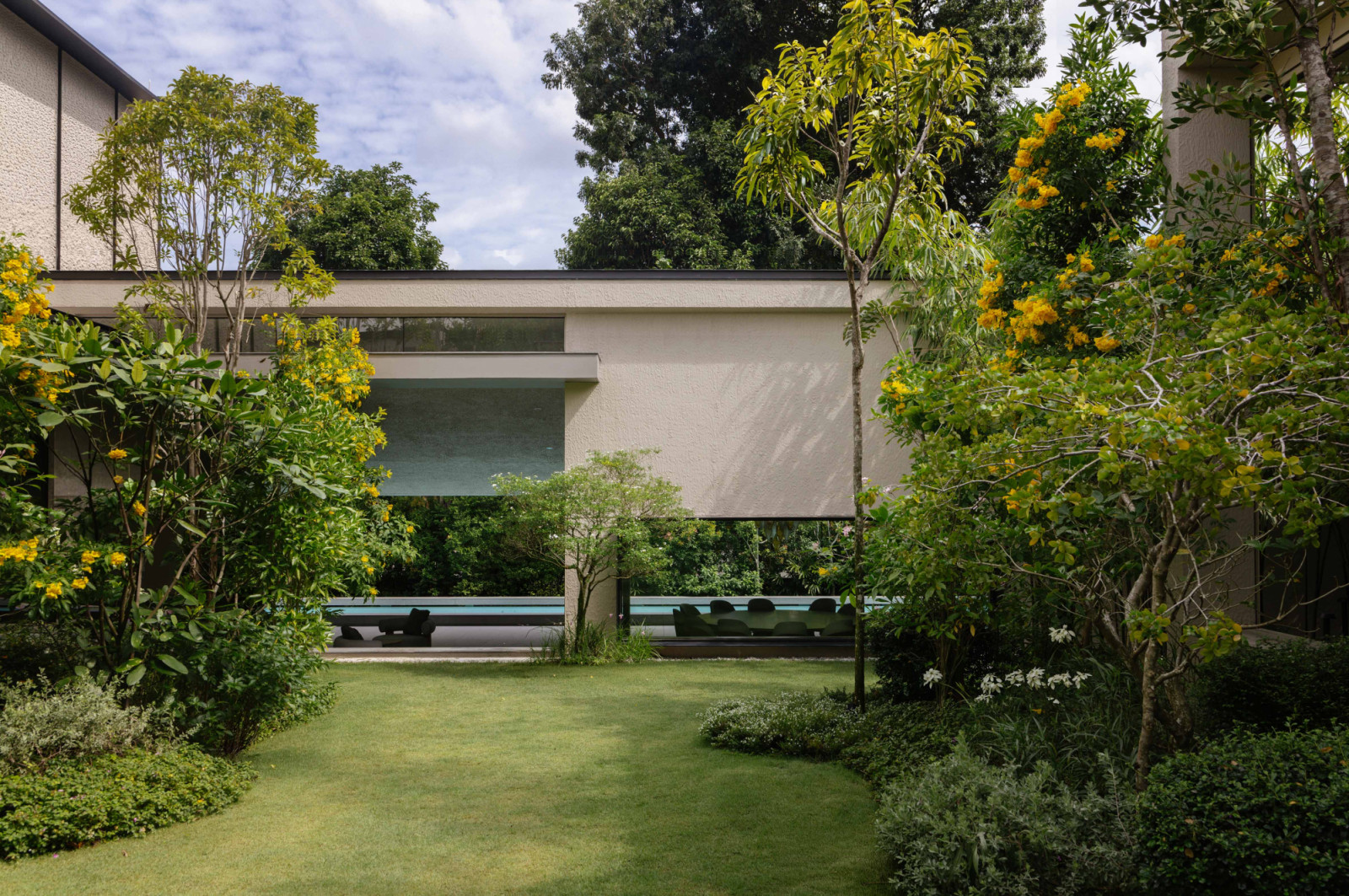 The central garden traces the sloped topography of the two combined Good Class Bungalow plots, architect Alan Tay's own version of the central lake found in traditional Chinese gardens