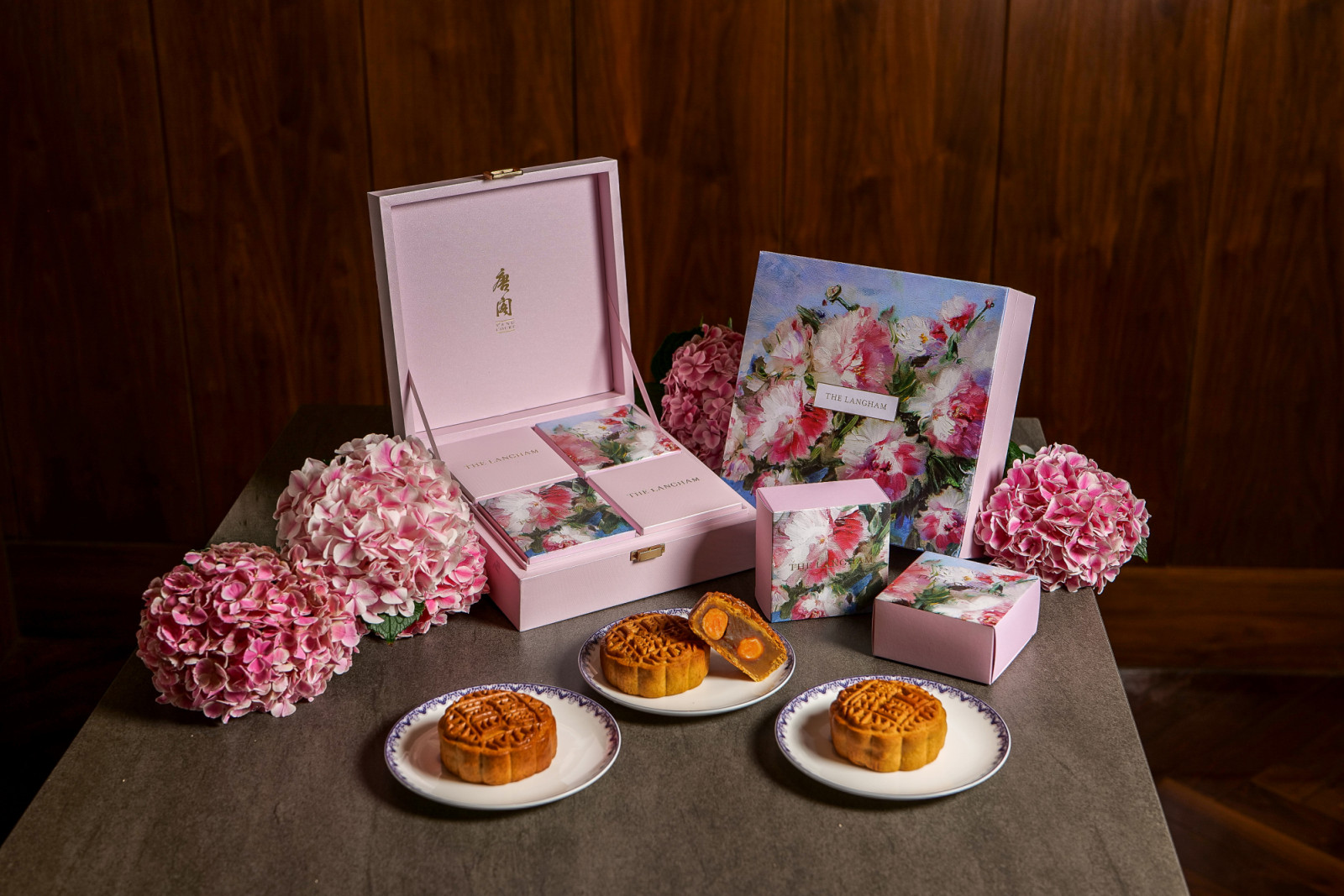 From classic White Lotus with Single Yolk to contemporary Green Tea with Rose Raspberry Pecan flavours, savour The Langham, Jakarta's mooncake collection