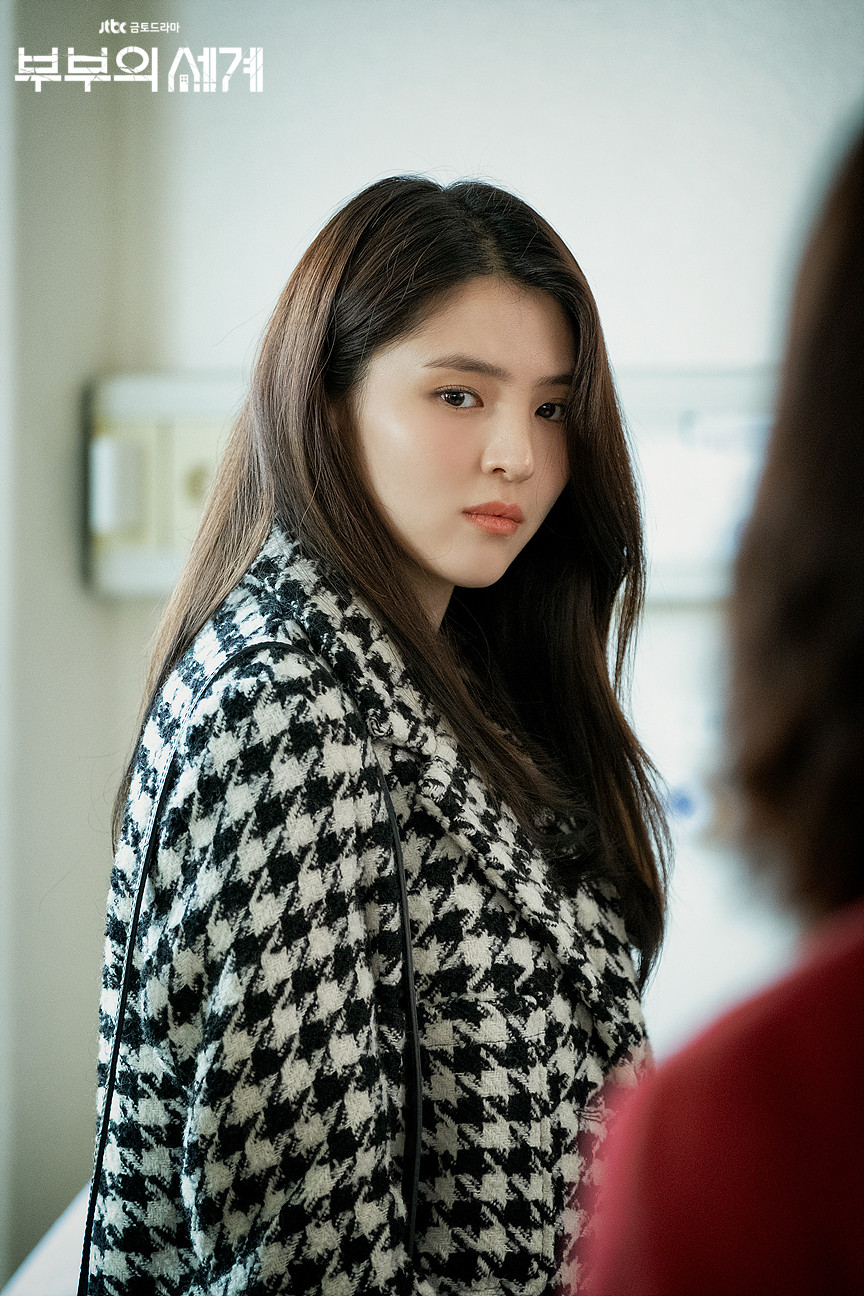 Han So-hee as the scheming antagonist Yeo Da-kyung in the JTBC Korean drama The World of the Married