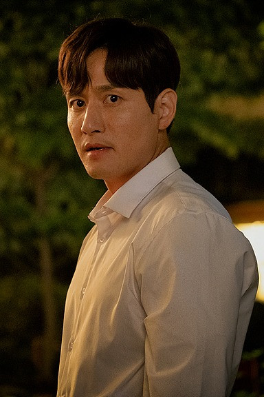 Park Hae-joon as the unfaithful husband Lee Tae-oh in JTBC blockbuster drama The World of the Married