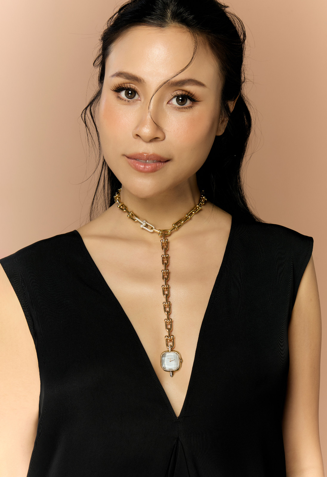 ภาพจากแฟชั่นเซ็ต เพชร-ภิพัชรา แก้วจินดา และจิวเวลรี่จาก Tiffany & Co.