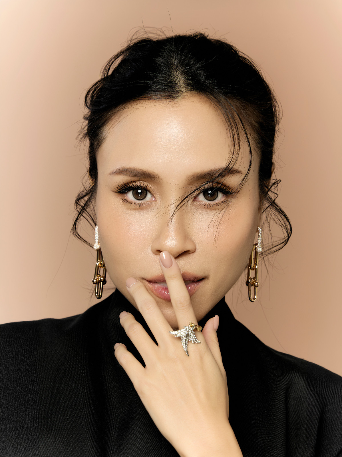 ภาพจากแฟชั่นเซ็ต เพชร-ภิพัชรา แก้วจินดา และจิวเวลรี่จาก Tiffany & Co.