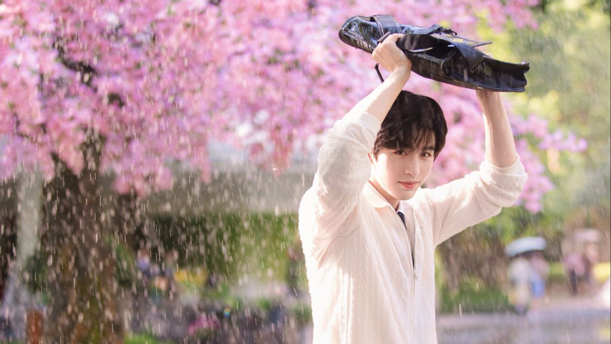 Zhang Linghe holding a book bag over his head to protect himself against rain (Photo: IMDB)